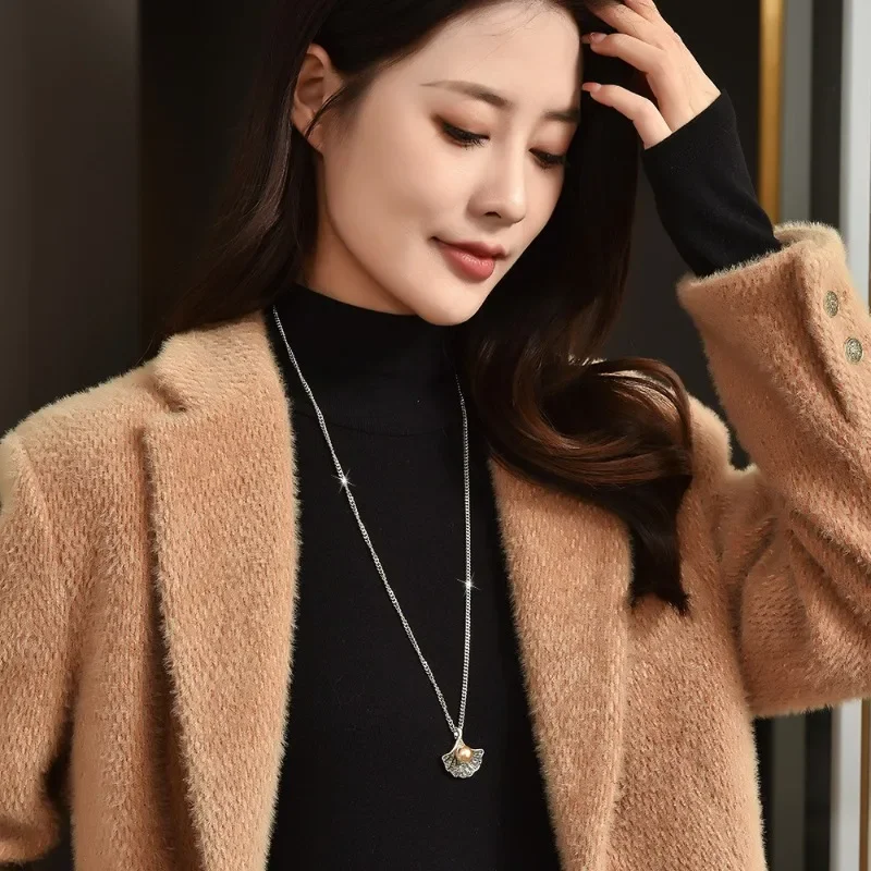 Это простая цепочка для свитера из кофейного золота, подходит для женщин осенью и зимой. Это элегантное и универсальное колье.