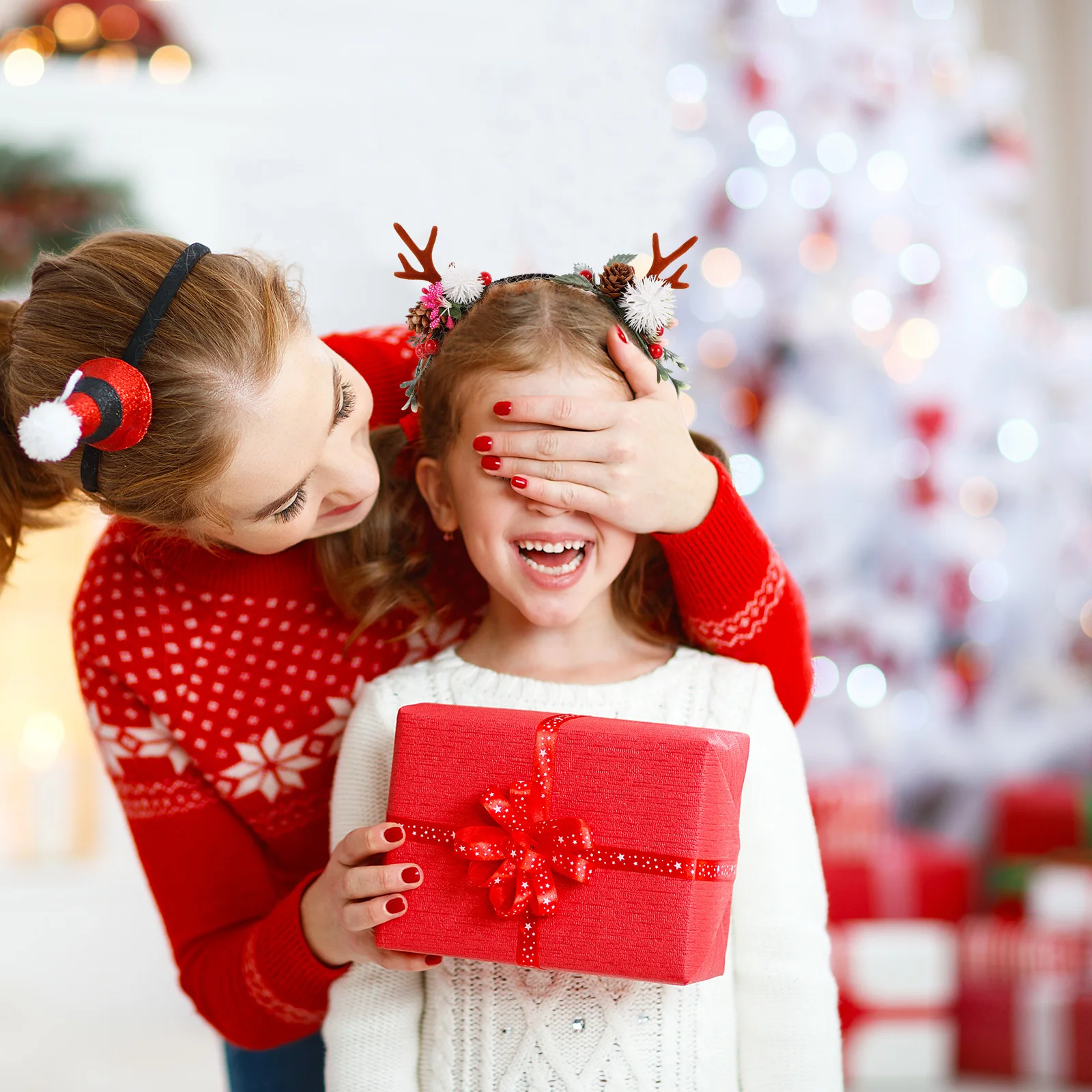 

Christmas Deer Headband Decorated Pine Cone Berries Festive Hair Accessory for Holiday Party Photo Prop Women Gift Idea