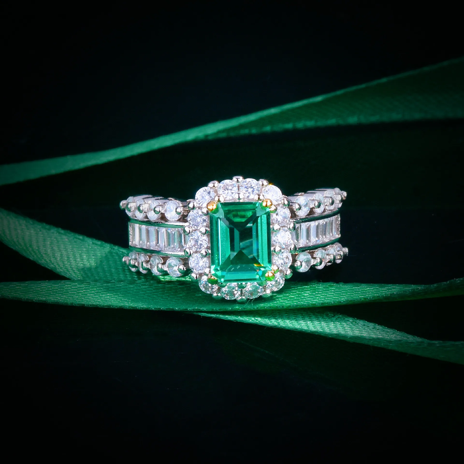 

Elegant Square Synthetic Emerald Women Ring Fashion Silver Color Inlaid with Green Zircon Wedding Ring Bridal Engagement Jewelry
