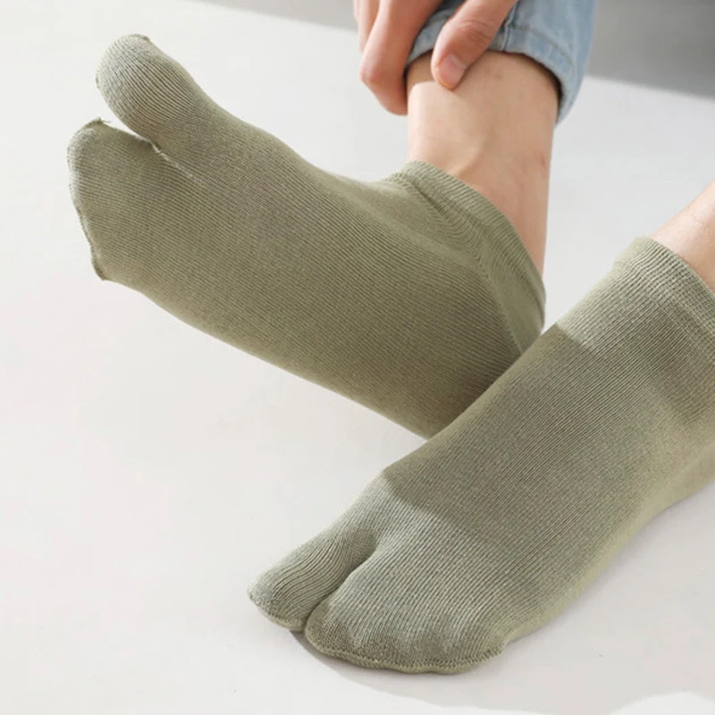 

New Japanese Style Cotton Two Finger Socks Men Combed Cotton Two Toe Non-Slip Invisible Breathable Solid Low Tube Clogs Socks