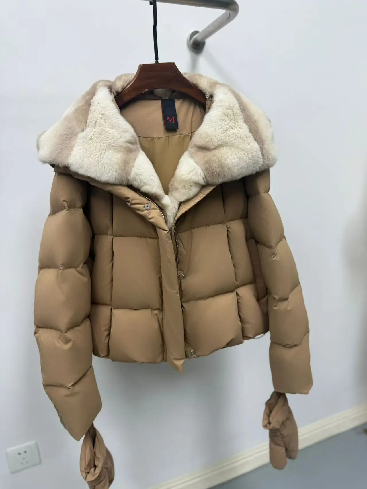 Winter 2025 Women's ort Puffer Jaet White Goose down Fur Collar Hat Inteated Casual Gloves Outerwear Korean Sle