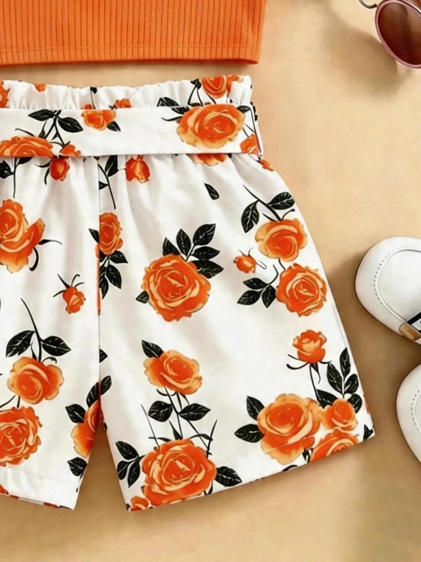 Mädchen-Kleidungsset in einfarbiger Ausführung mit ärmellosem Oberteil und Shorts mit Schleifenborte, diagonales Kragendesign für Kinder. – Detail 6