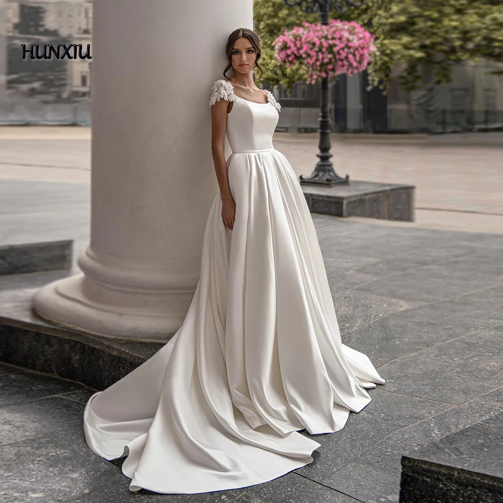 Deluxe Satin Hochzeit Kleid mit Stereoskopischen Blumen und Kappe Ärmeln Prinzessin Braut Heiraten Kleider Tasche A-Line Bodenlangen Robe