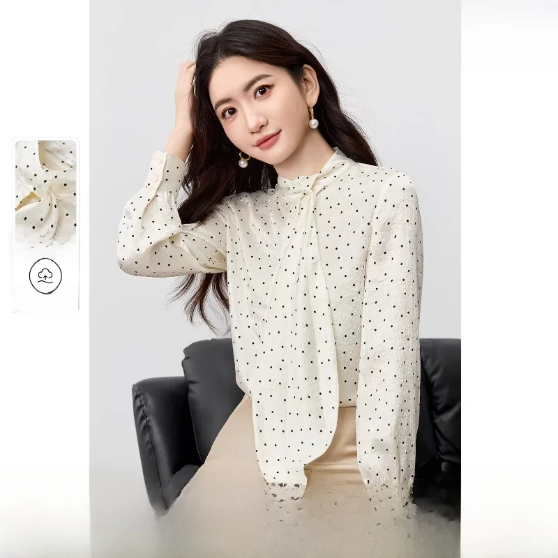 

Элегантная офисная блузка с длинным рукавом из шифона с принтом в горошек, воротником-стойкой, текстурным поясом, прямого кроя, из полиэстера.