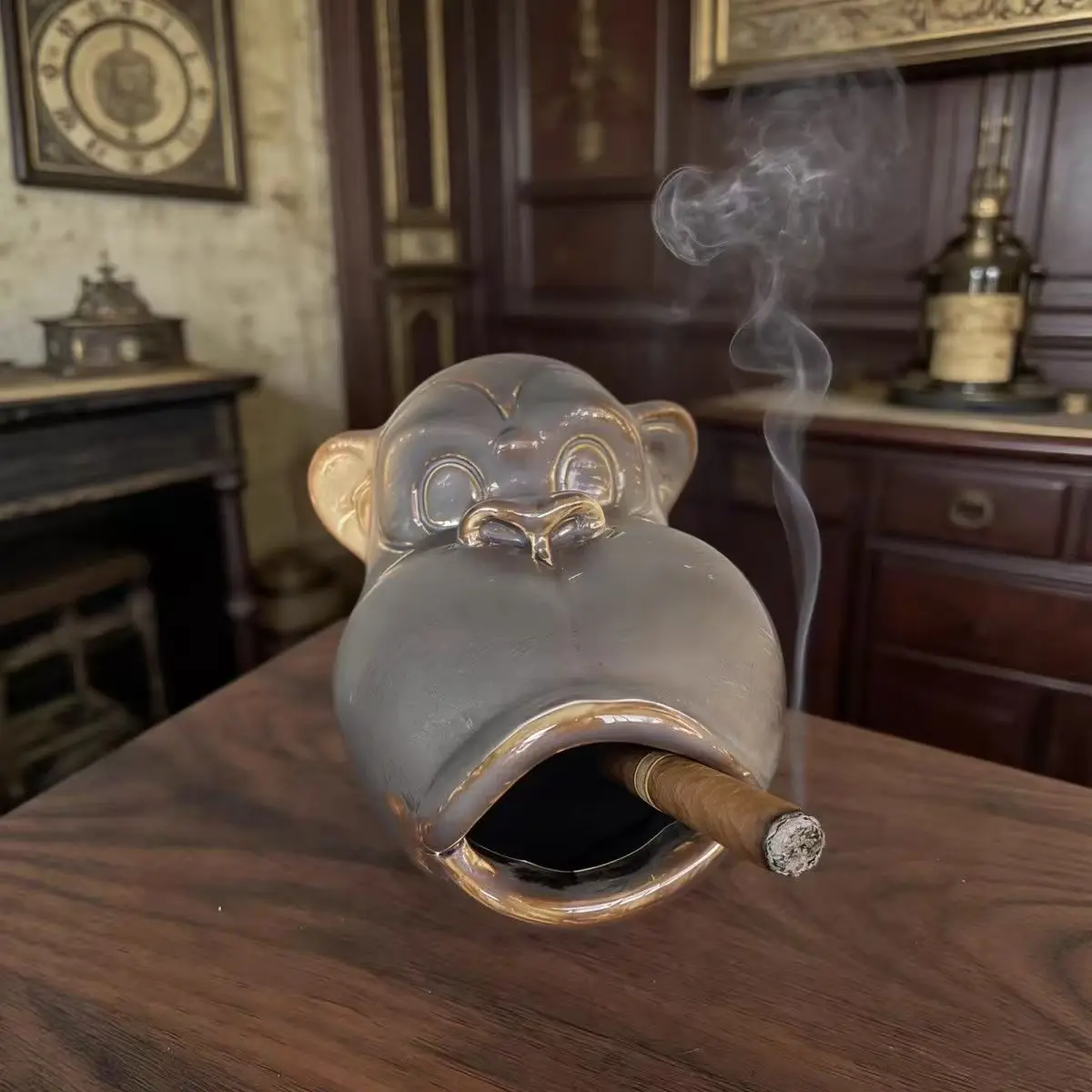 

Vintage Monkey Ashtray with Lid, Creative Gorilla Cigar Holder for Home Bar Decor, Unique Gift Idea ﻿