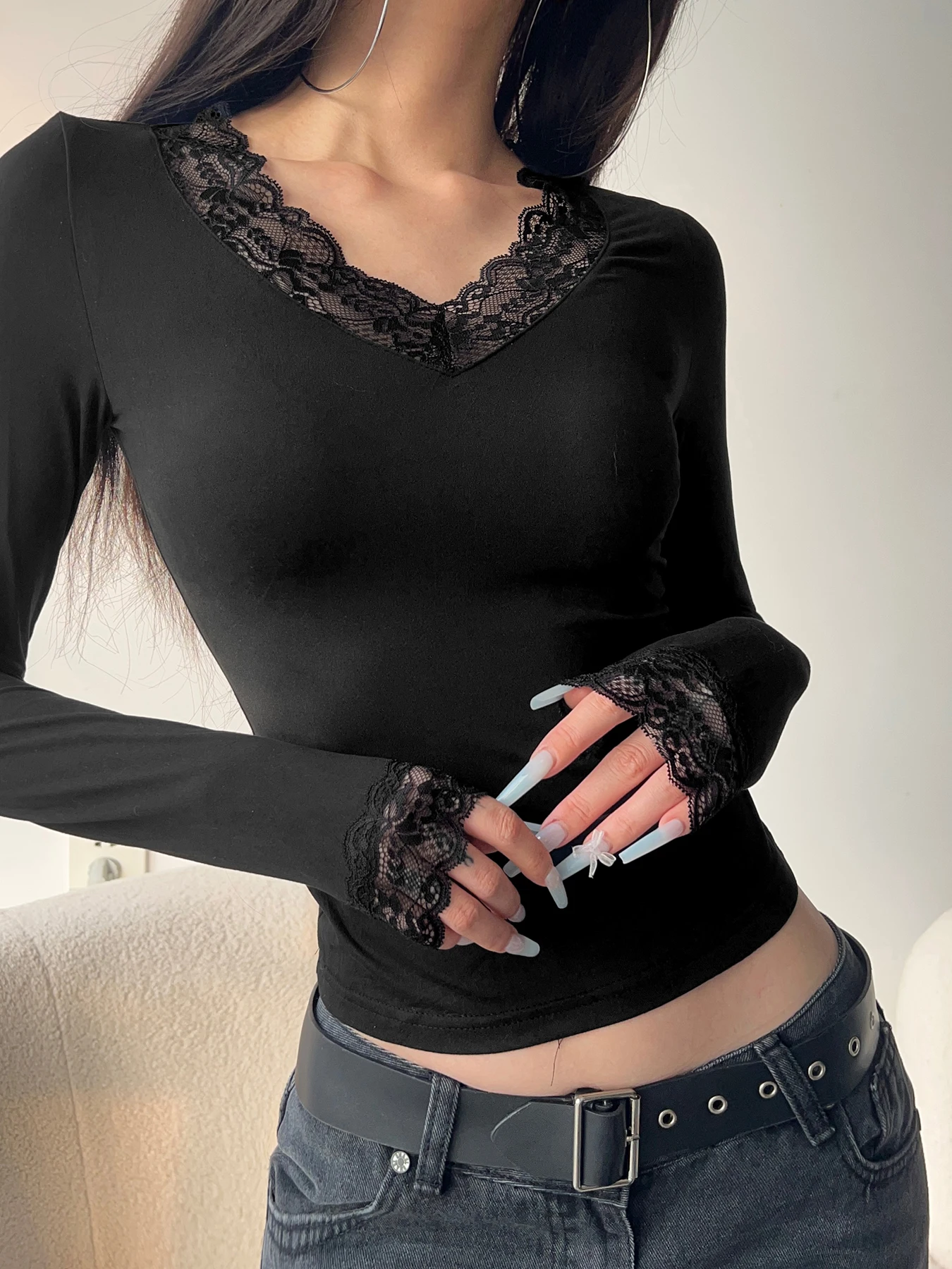 SUCHCUTE Spitzen-Patchwork Schwarzes Figurbetontes Elegantes T-Shirt Langarm V-Ausschnitt Damen-Oberteil Y2K Pullover Modische Kleidung Frühling – Detail 16
