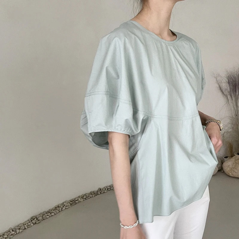 قميص نسائي بأكمام فقاعية، تصميم بدون ظهر، صيفي، نمط جديد، فضفاض، رقبة على شكل حرف V، بأزرار، وأكمام قصيرة، على الطراز الكوري