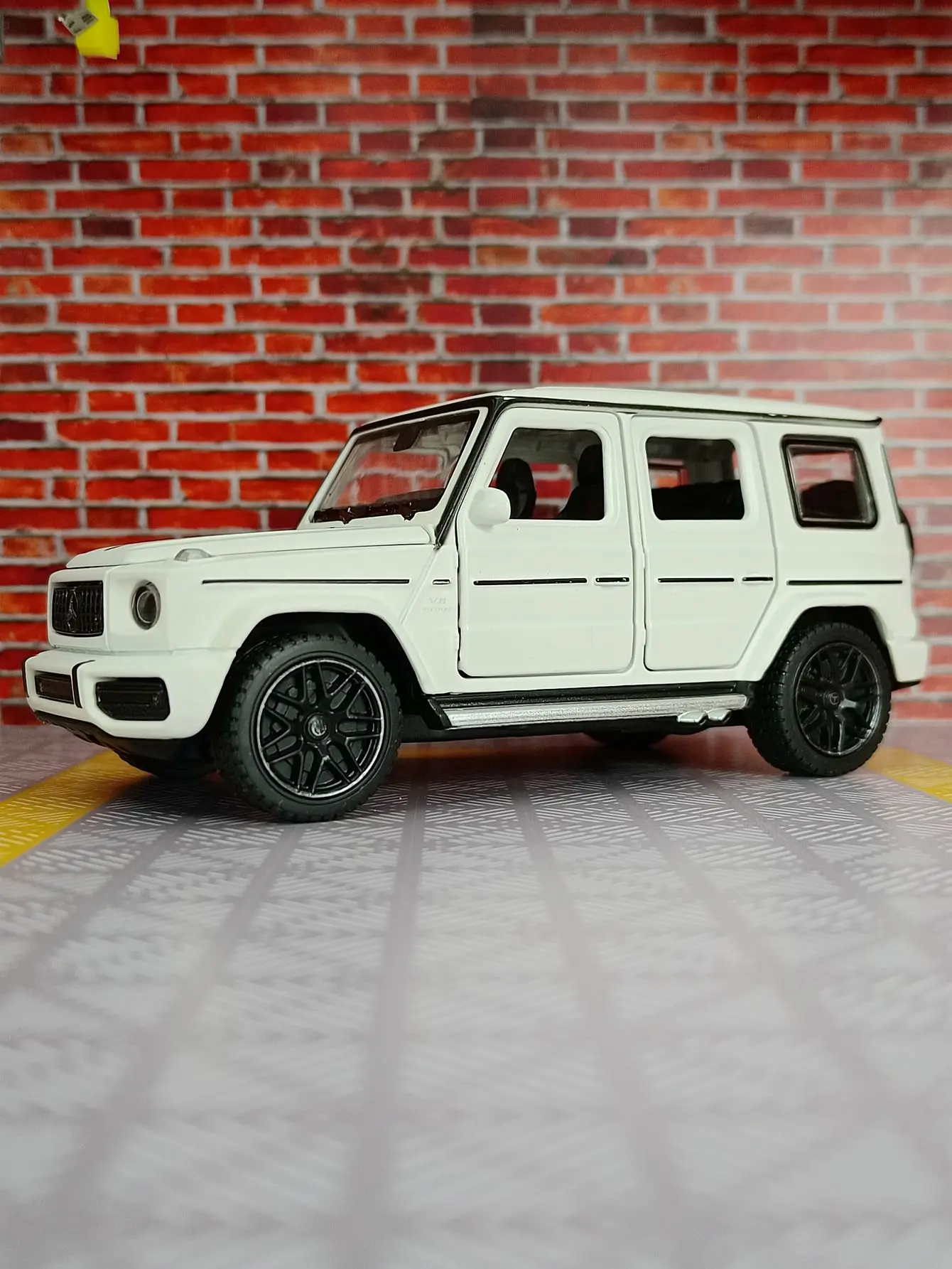 

rastar 1: 32 simulation Mercedes Benz G63 alloy off-road vehicle model car doors can be opened rich details, fine workmanship