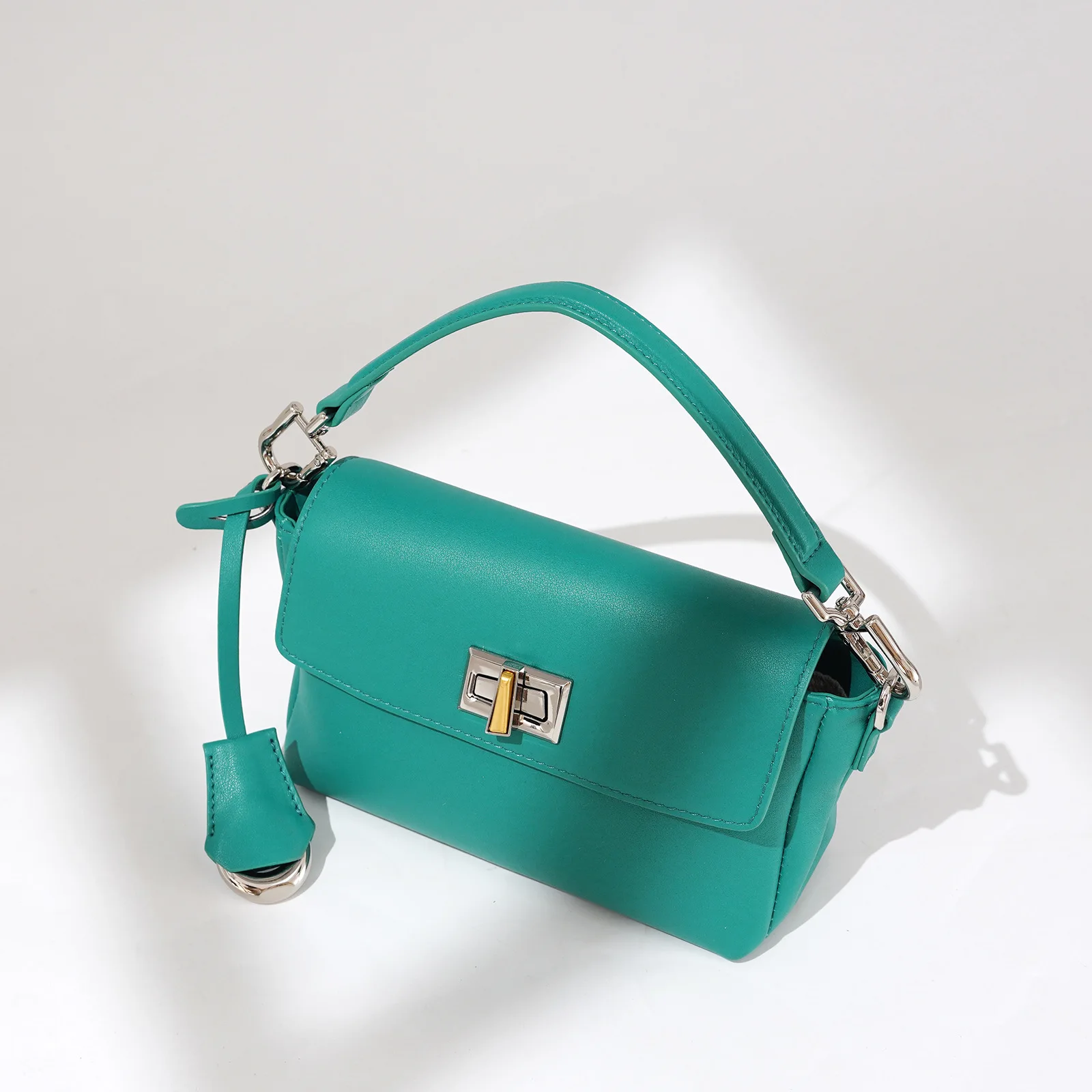 

Популярная дизайнерская сумка-клатч, трансформирующаяся в сумку через плечо, с текстурированной отделкой и лаконичным дизайном, также может использоваться как сумка для подгузников.