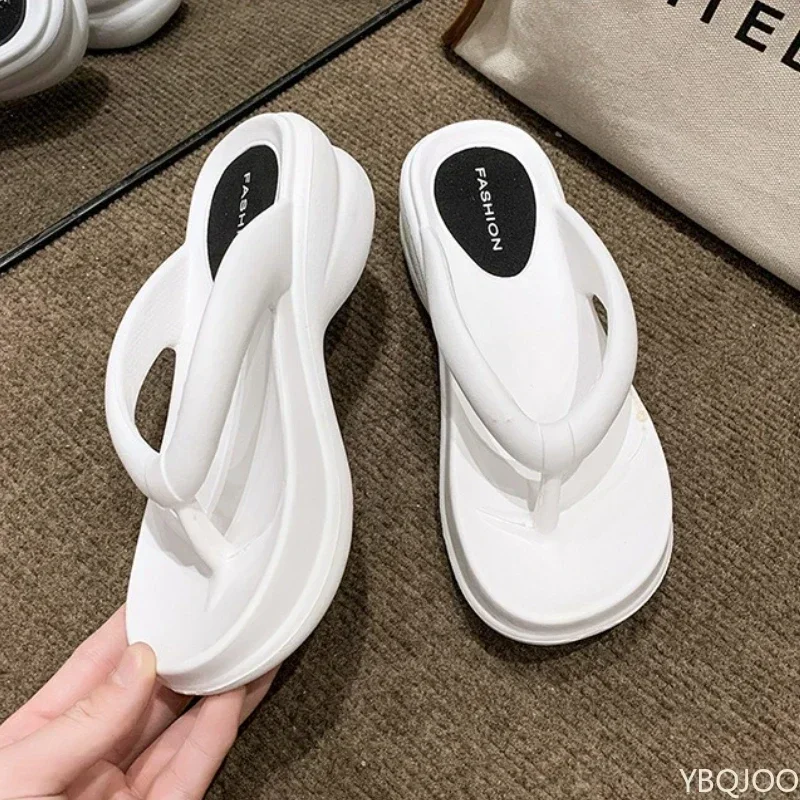 Sommermode Neue Dicksohlige Pantoffeln Flip-Flops Strand Rutschfeste Outdoor-Sandalen Modische Schwammkuchen-Clip-On-Pantoffeln 2026 – Detail 10