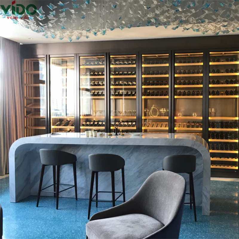 

Винный шкаф-стеллаж из дерева с держателями для бокалов, на заказ