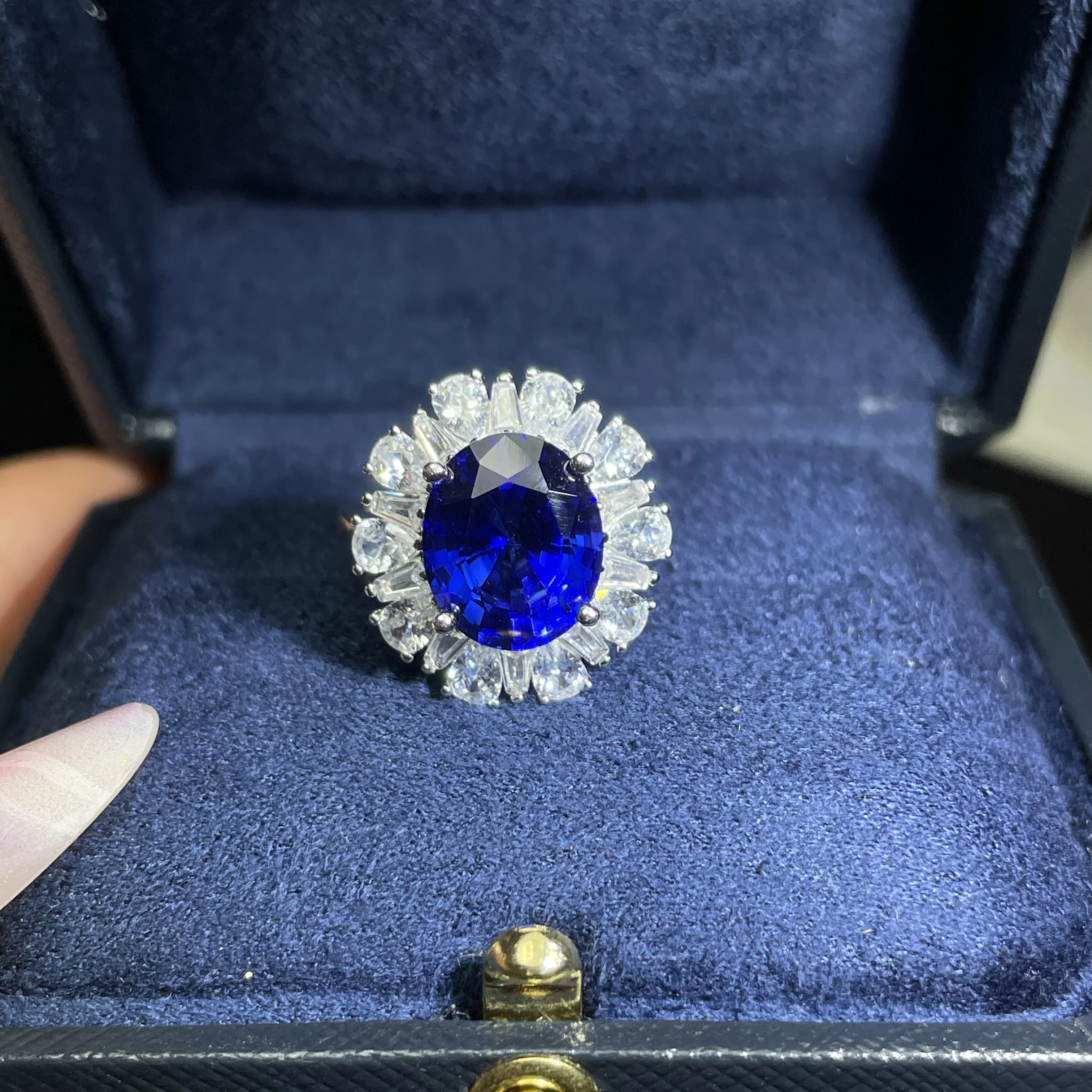 Luxury-moderate micro-set high-end cool and elegant style personalized royal blue sapphire ring, rare design, exquisite jewelry