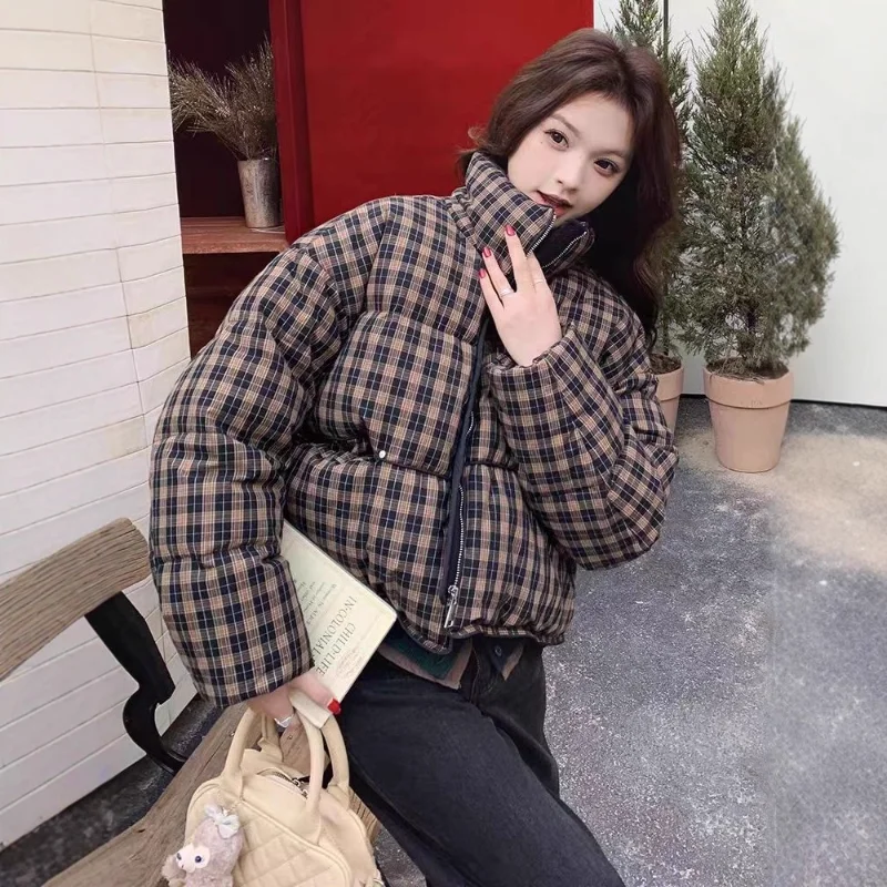 Piumino corto scozzese da donna Inverno 2025 Nuovo arrivo Piumino versatile alla moda Capispalla ispessito oversize alla moda