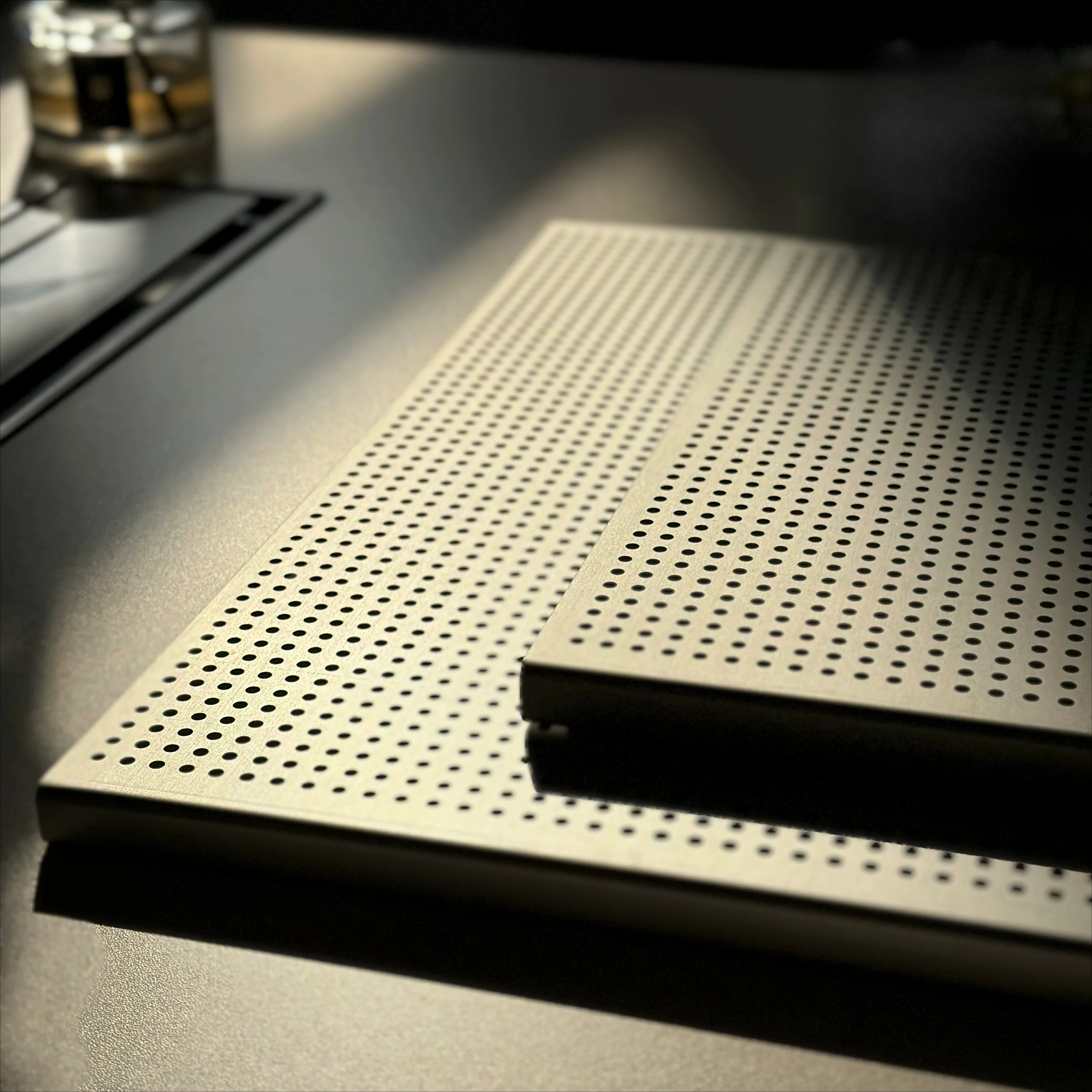 Minimalist Wall-Mounted Router Storage Box with Lock Cable Management Concealer Bracket for Optical Modem and Weak Current Box