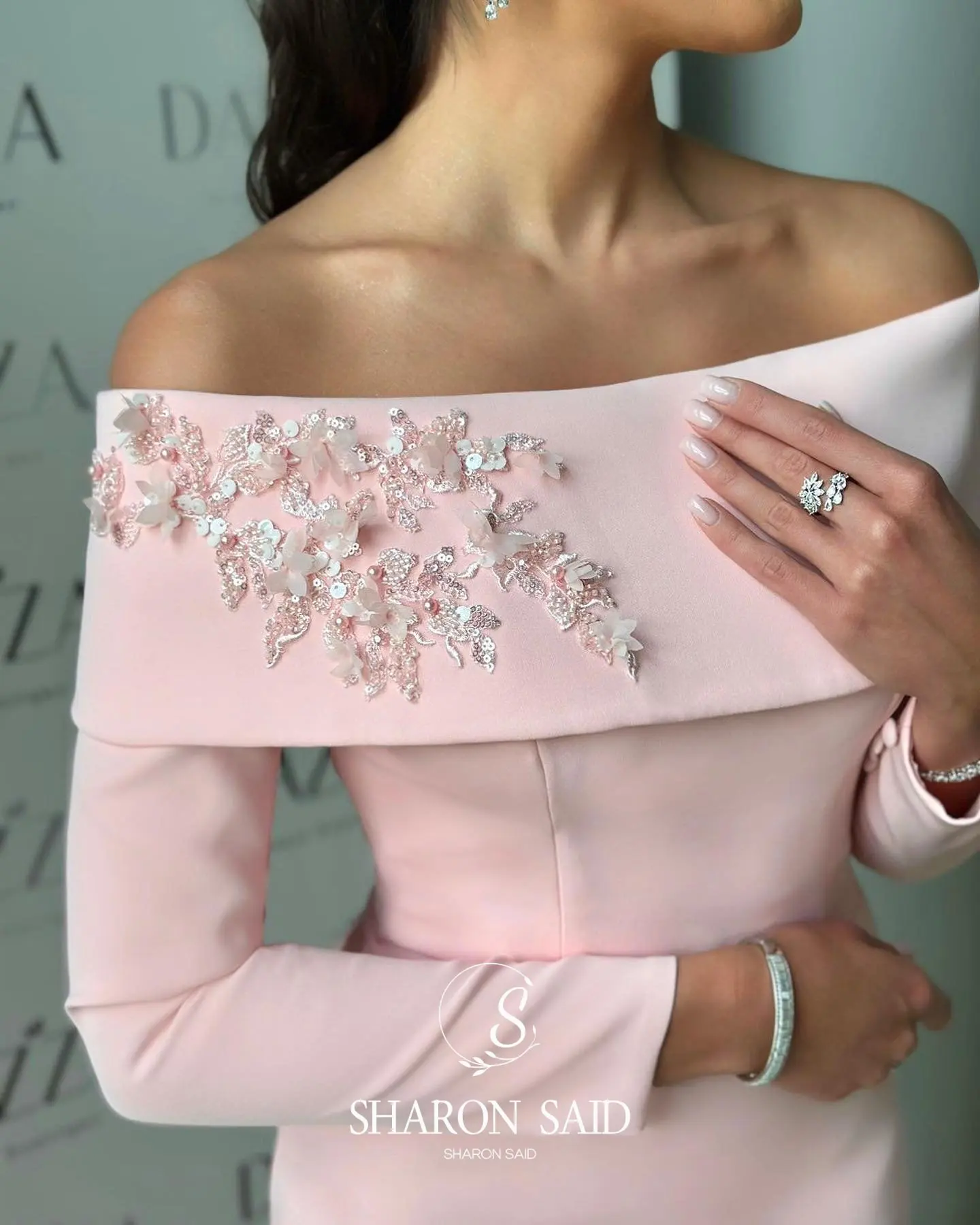Sharon กล่าวว่าปิดไหล่ชุดราตรีสีชมพูแขนยาวเย็บปักถักร้อยสําหรับงานแต่งงานของผู้หญิงชุดอย่างเป็นทางการ SF404 ที่กําหนดเอง