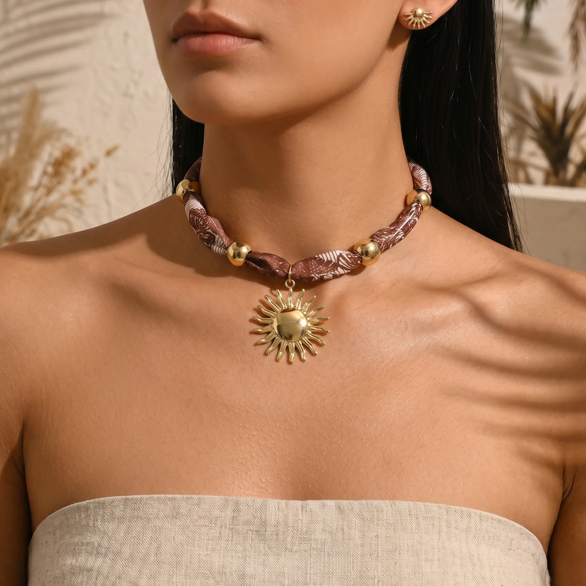 Collar tipo choker de tela estilo bohemio con colgante de sol de aleación en tono dorado para mujer, ideal para vacaciones, festivales y uso diario.