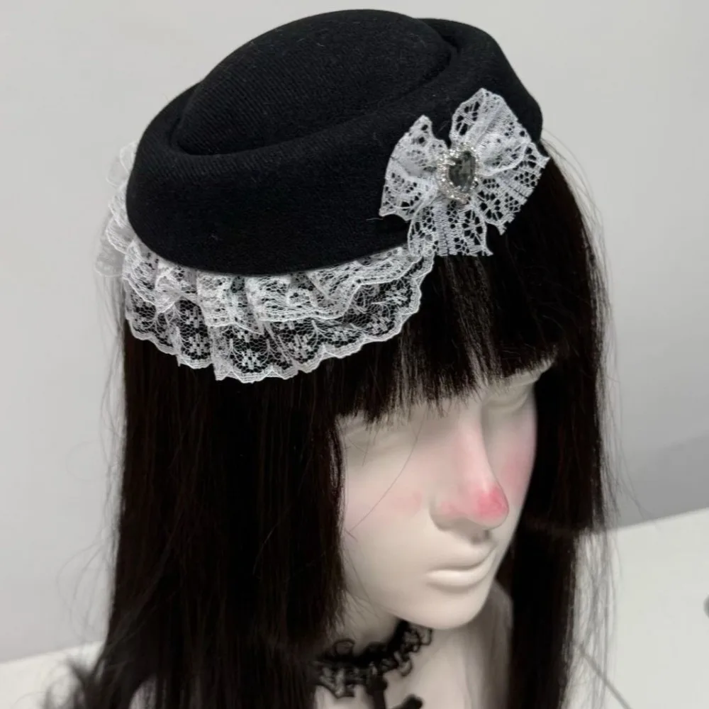 

Fashion Elegant Lace Billycock Hat Exquisite with Hair Clips Bow Pillbox Hat Sweet French Style Heart Crystal Round Hat Party