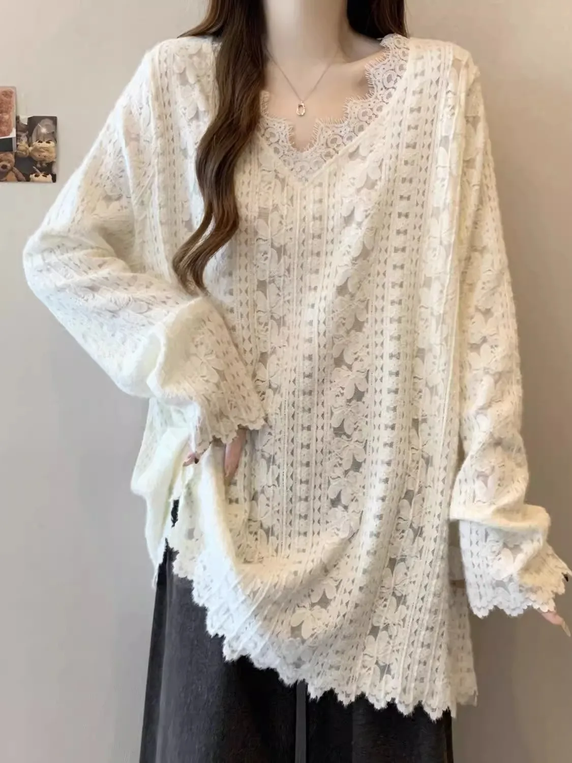 플러스 사이즈 300 파운드 여성용 롱 슬리브 V넥 레이스 봄 패션 엉덩이 커버 슬리밍 탑 한국 스타일 루즈핏