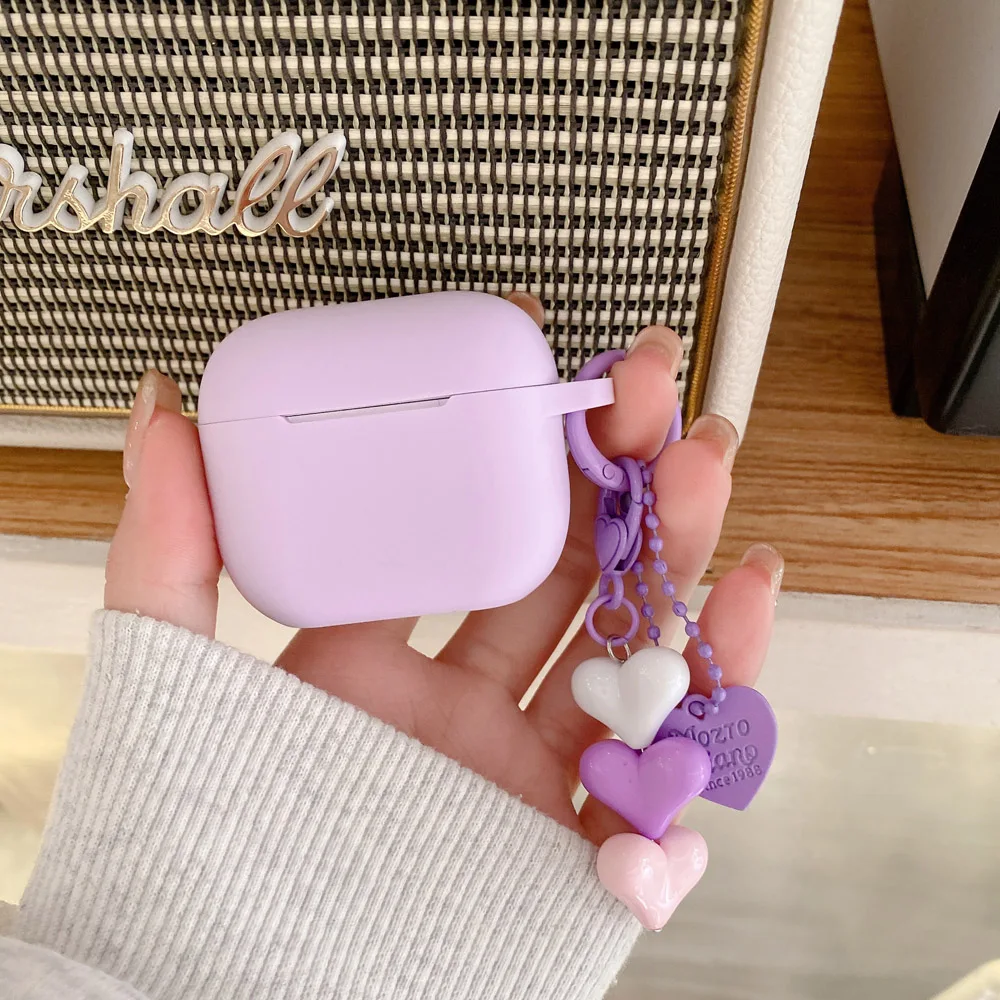 حافظة لهاتف أبل Airpods 4 3 2 1 حافظة ملحقات سماعات الأذن غطاء حماية من السيليكون الأرجواني غير اللامع لأجهزة AirPods Pro 2 مع قلادة