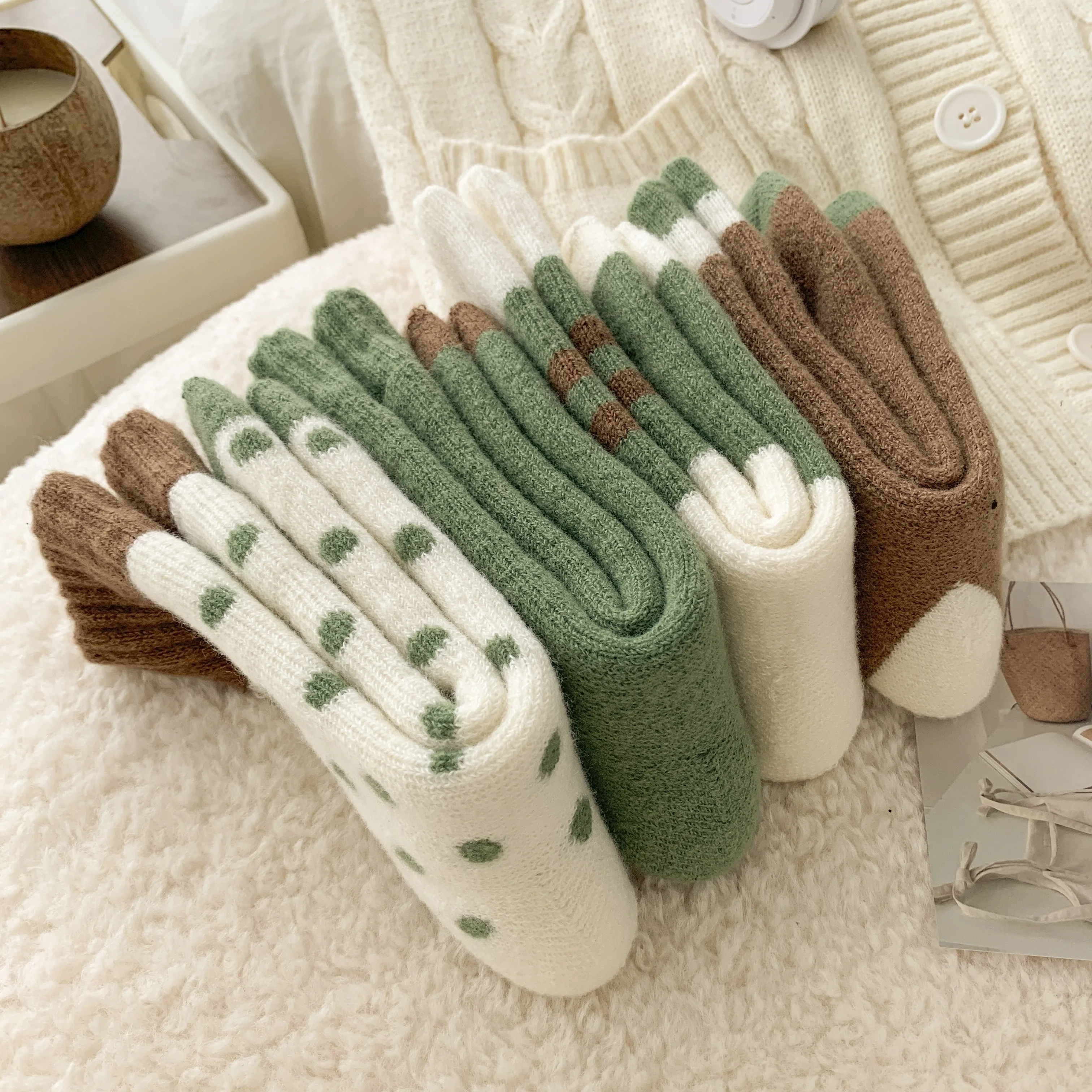 4 Pairs Winter Warm Retro Green Cartoon Thickened Fleece Lined Loop Socks Set - Bulk Packaged for Seasonal