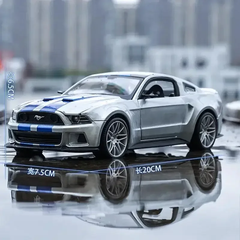 Maisto 1:24 2014 Ford Mustang Street Racer Silver White Green Sport Car Static Simulation Diecast Alloy Model Car B42