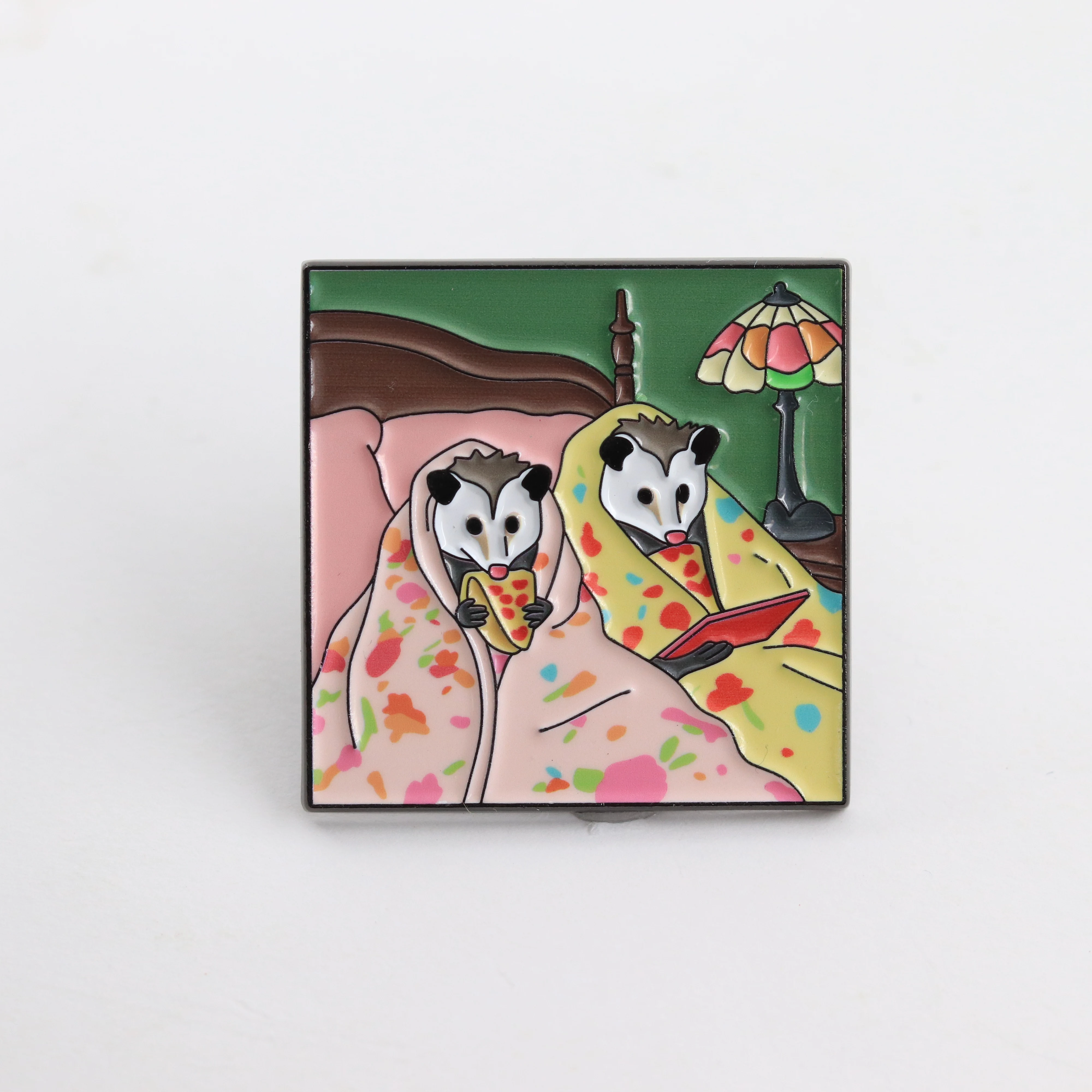 Lustige Opossum-Emaille-Anstecknadel: Pizza essend, im Bett lesend – Süße Possum-Brosche, gemütliches Trash-Panda-Schmuckgeschenk für Freunde und Buchliebhaber – Detail 10