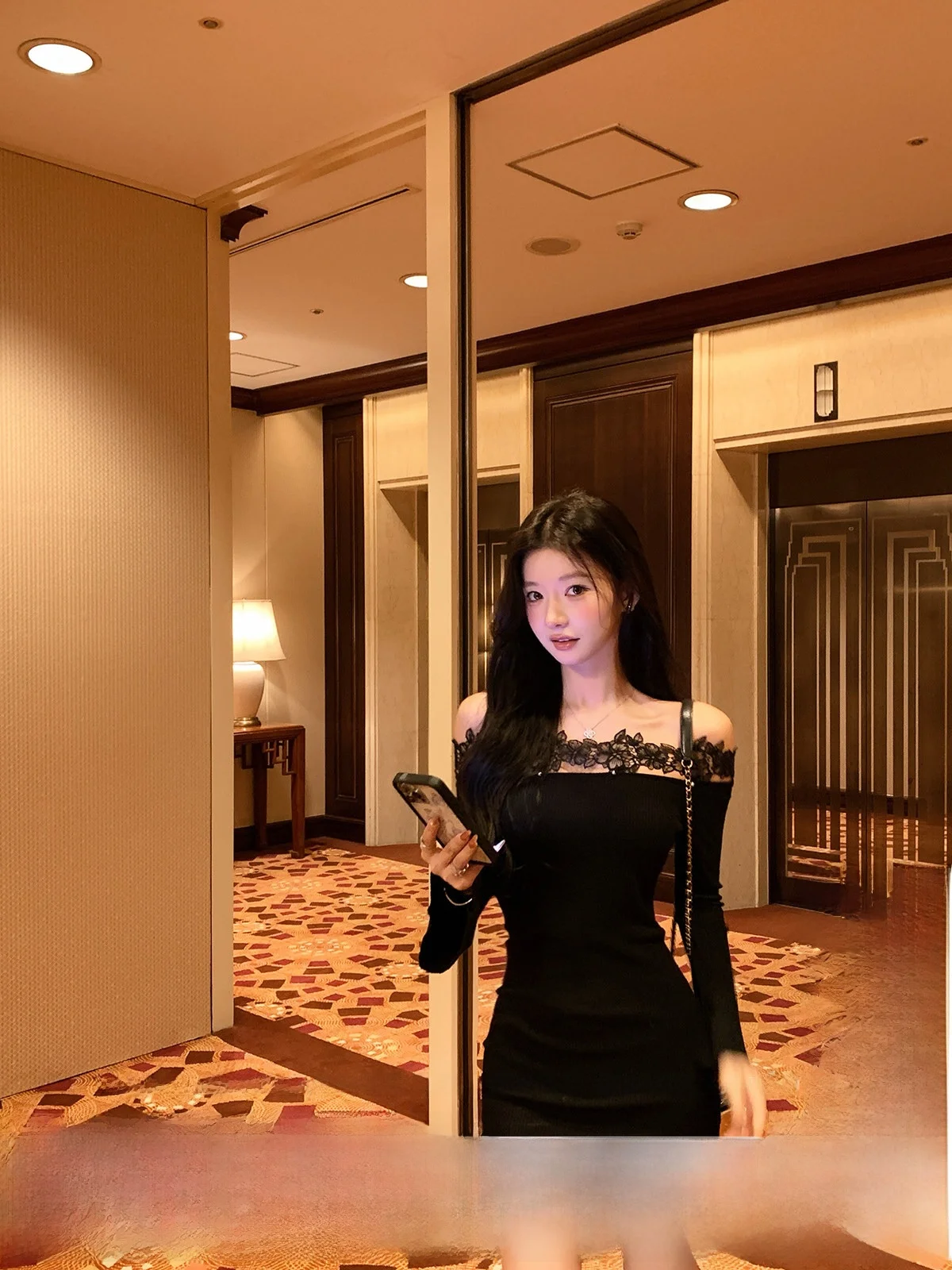 

YOLI Zhang Yuli Sweet Desire Interwoven Bla Lace Panel Long Sleeve Dress Women Winter Slimming Short Skirt Dress