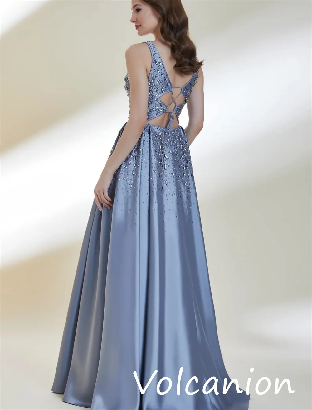 Personalizado estilo moderno charmeuse lantejoulas plissado a linha com decote em v vestidos longos sob medida ocasião requintado