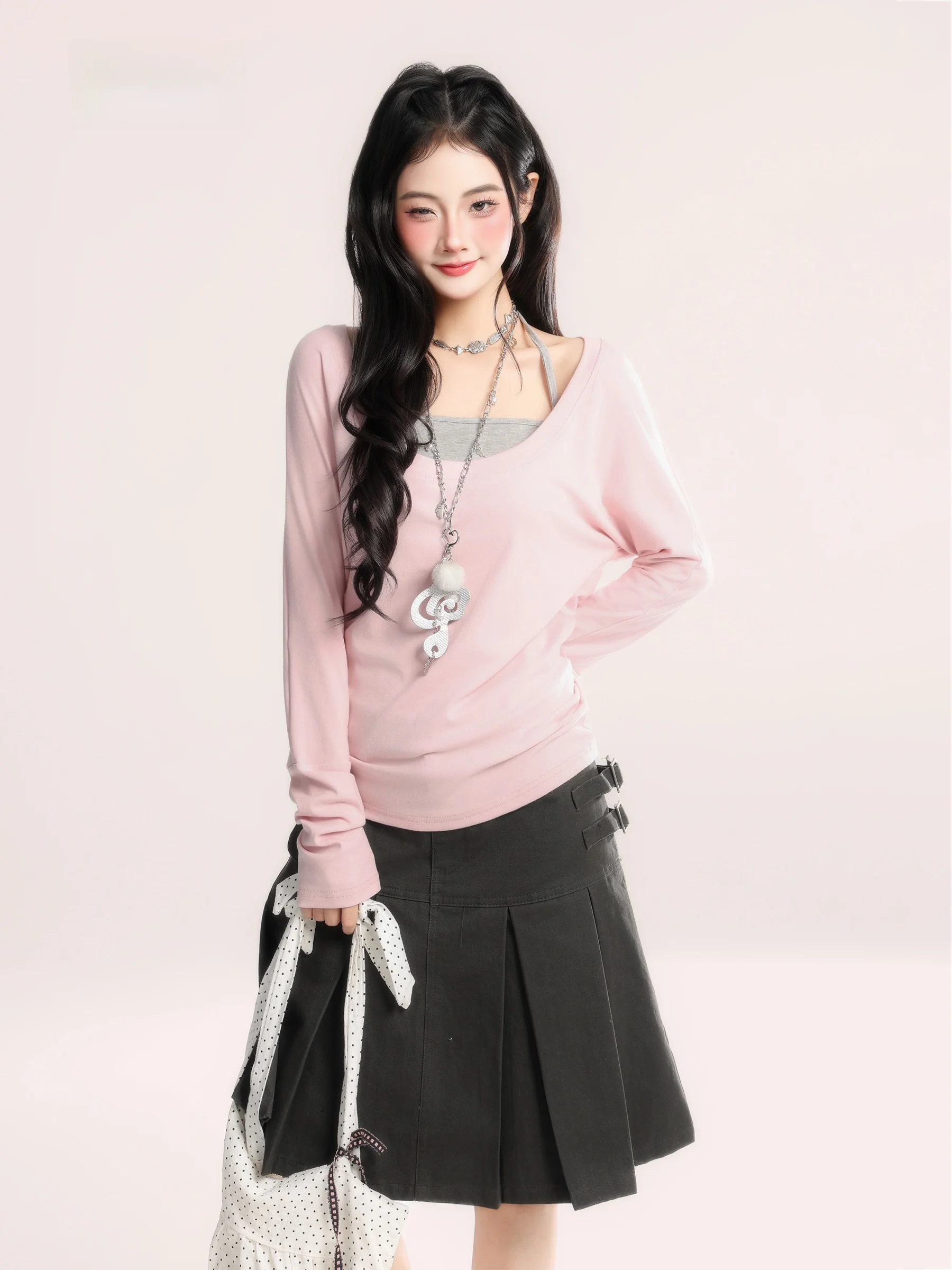 

Комплект из двух предметов HM: Корейская ретро-футболка с U-образным вырезом и длинным рукавом, а также утягивающий топ на бретельках, весна 2026, модный тренд