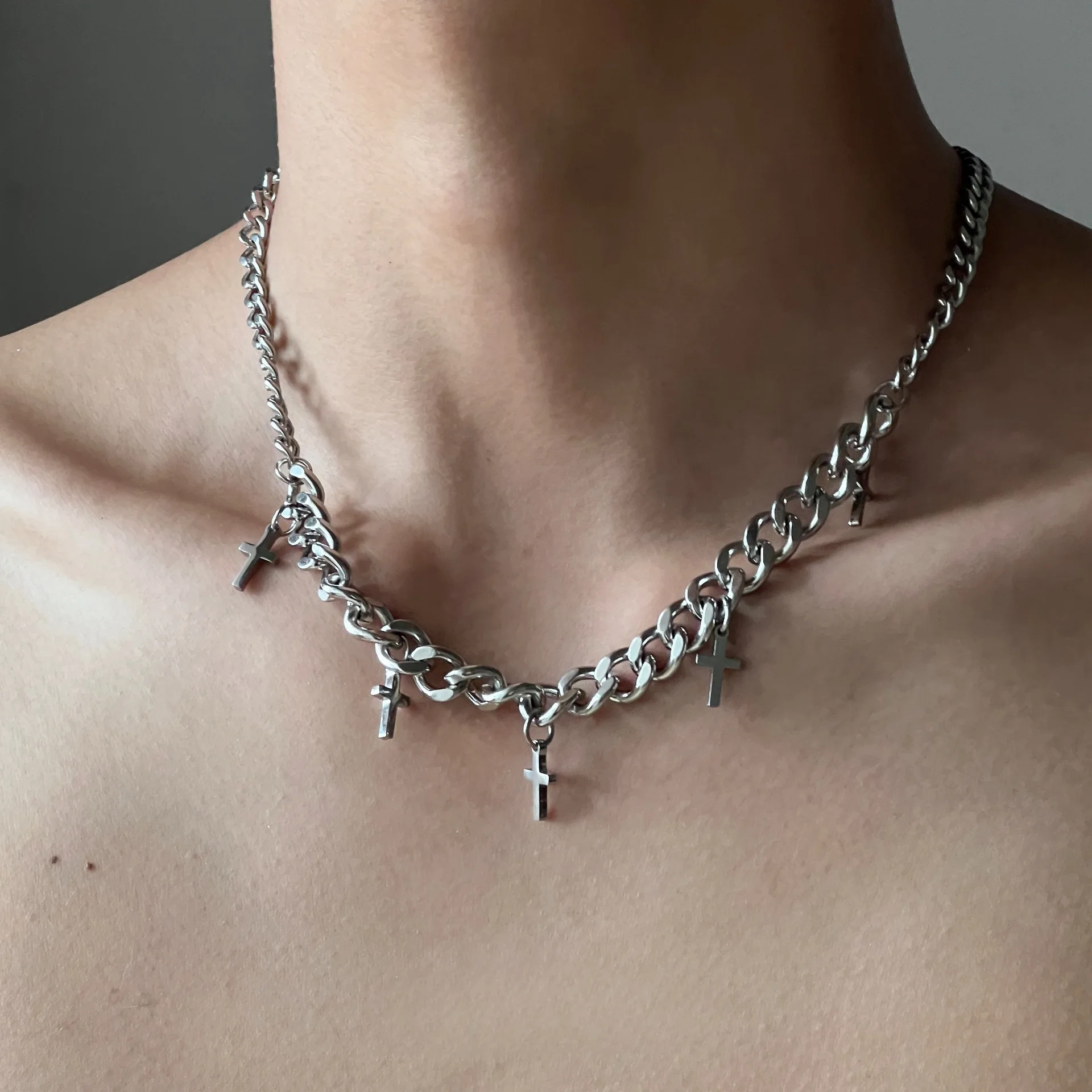 Einfacher Edelstahl-Halsreif für Männer mit Retro-Kreuzanhänger, Trendige Kubakette, Modeschmuck – Detail 1