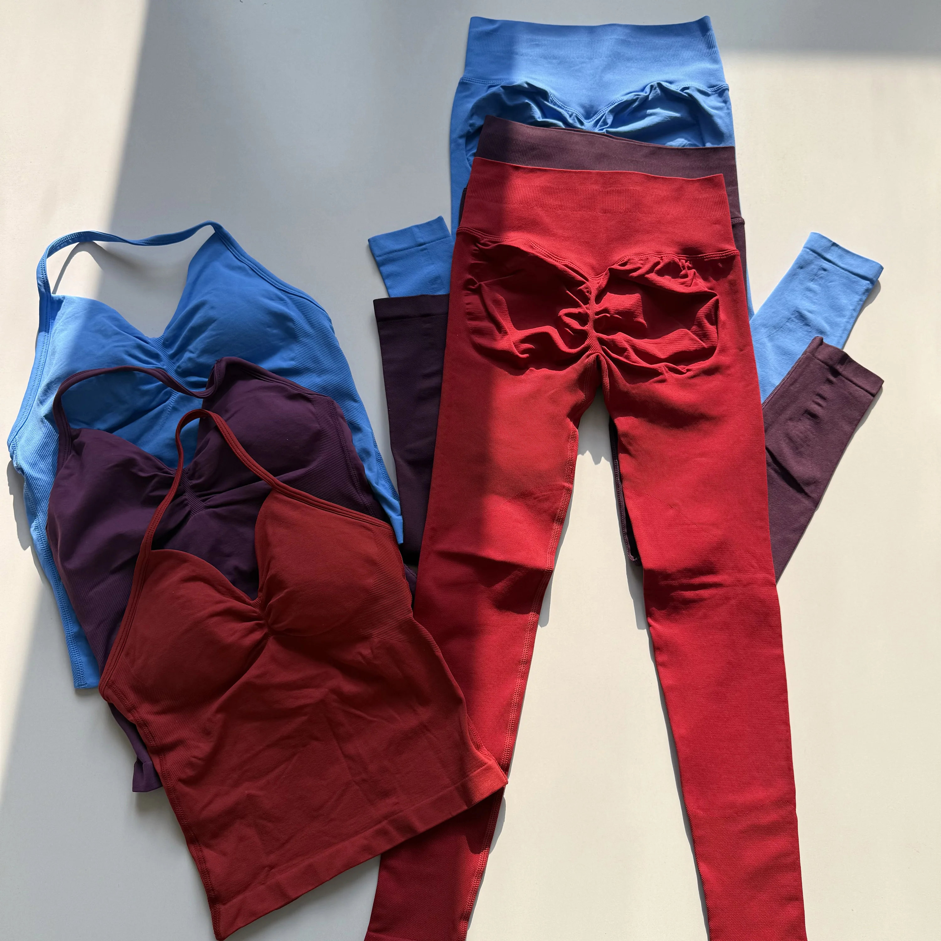 Conjunto de fitness con espalda bonita y cuello halter para mujer: almohadilla de sujetador de una pieza con pantalones de levantamiento de glúteos de cintura alta, ropa de yoga y entrenamiento