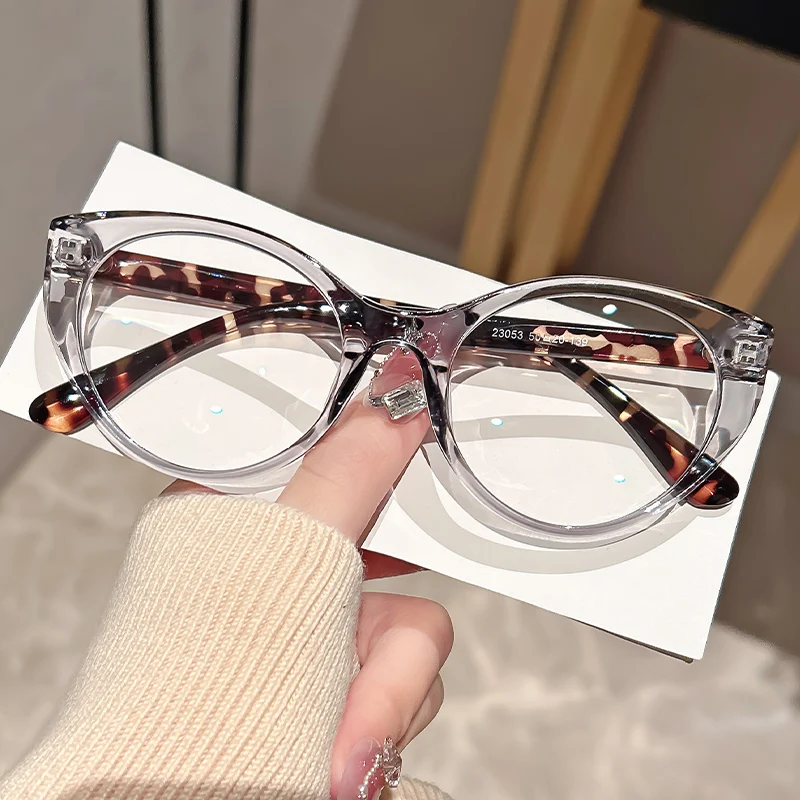Fashionable and retro small-framed cat-eye anti-blue light glasses, a trendy item, are a flat light lens for street photography
