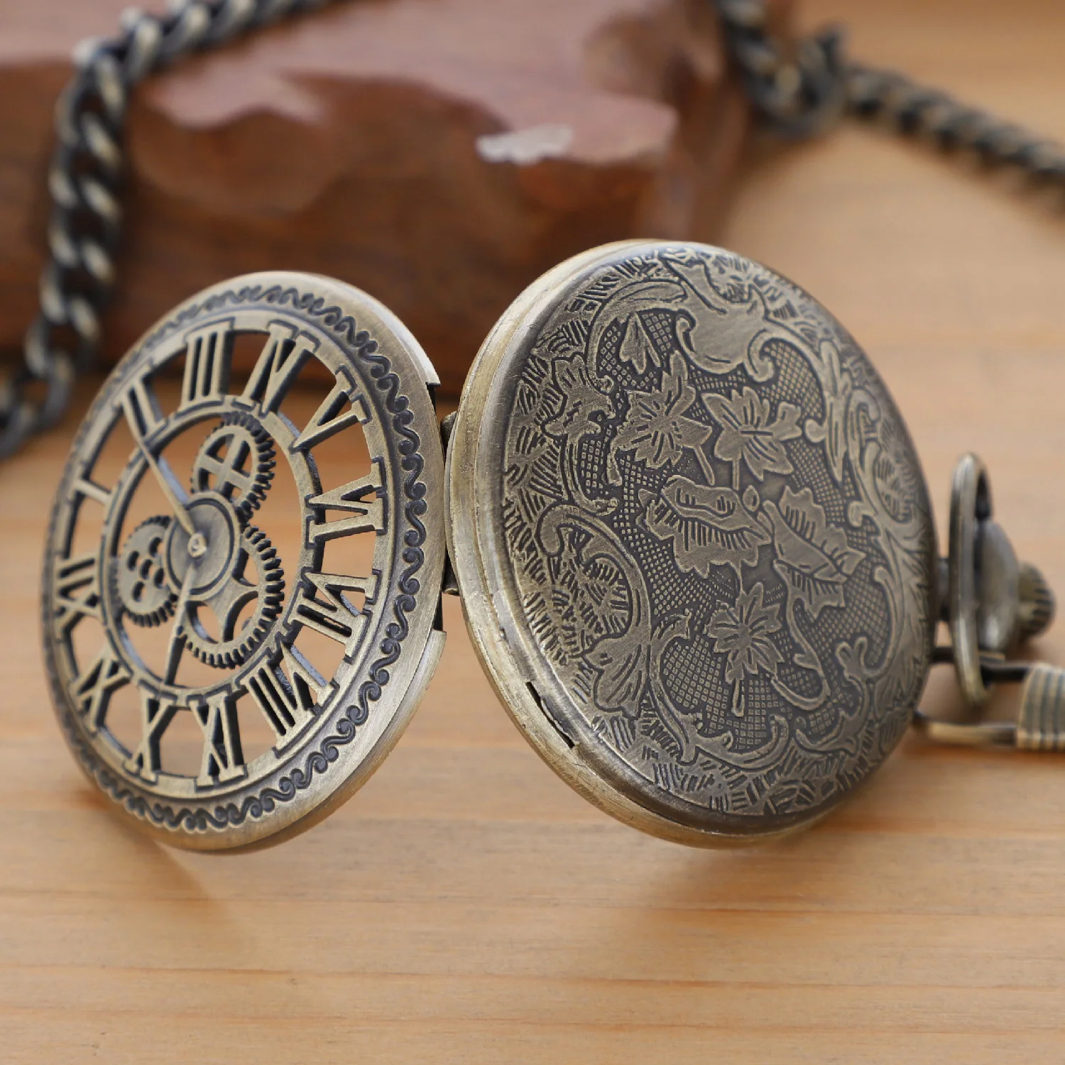 Orologio da taschino al quarzo retrò con ingranaggi cavi in bronzo Orologio da taschino da taschino con collana vintage da uomo Orologio da donna retrò squisito Relógios