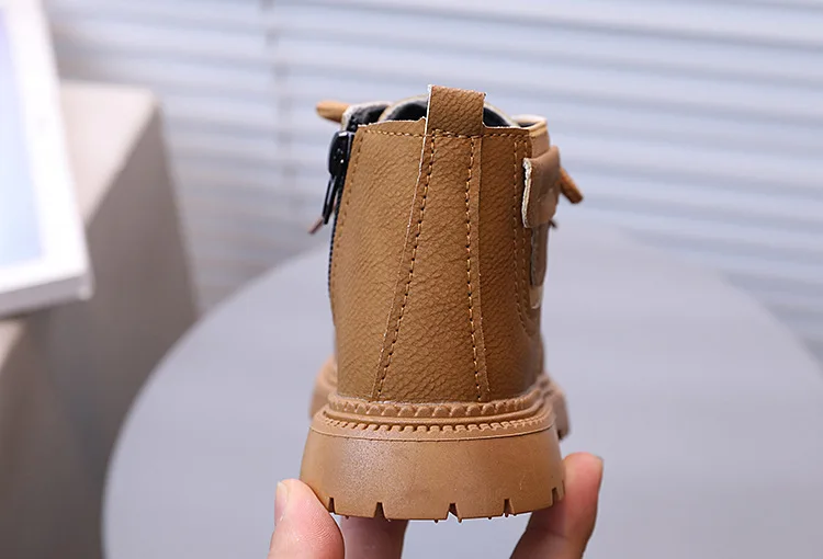 2026 Herbst Neue Kinder-Lederstiefel für Jungen Einfarbig Vielseitig Atmungsaktiv Schlichte Kinder-Kurzstiefel für Mädchen Lässig Einfach – Detail 17