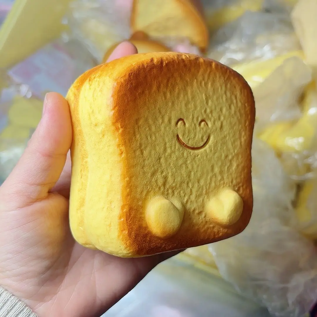

Мягкая игрушка-антистресс Smile Toast: медленно восстанавливающая форму, имитация хлеба, для снятия стресса, подарок для детей и взрослых, сувенир для вечеринок