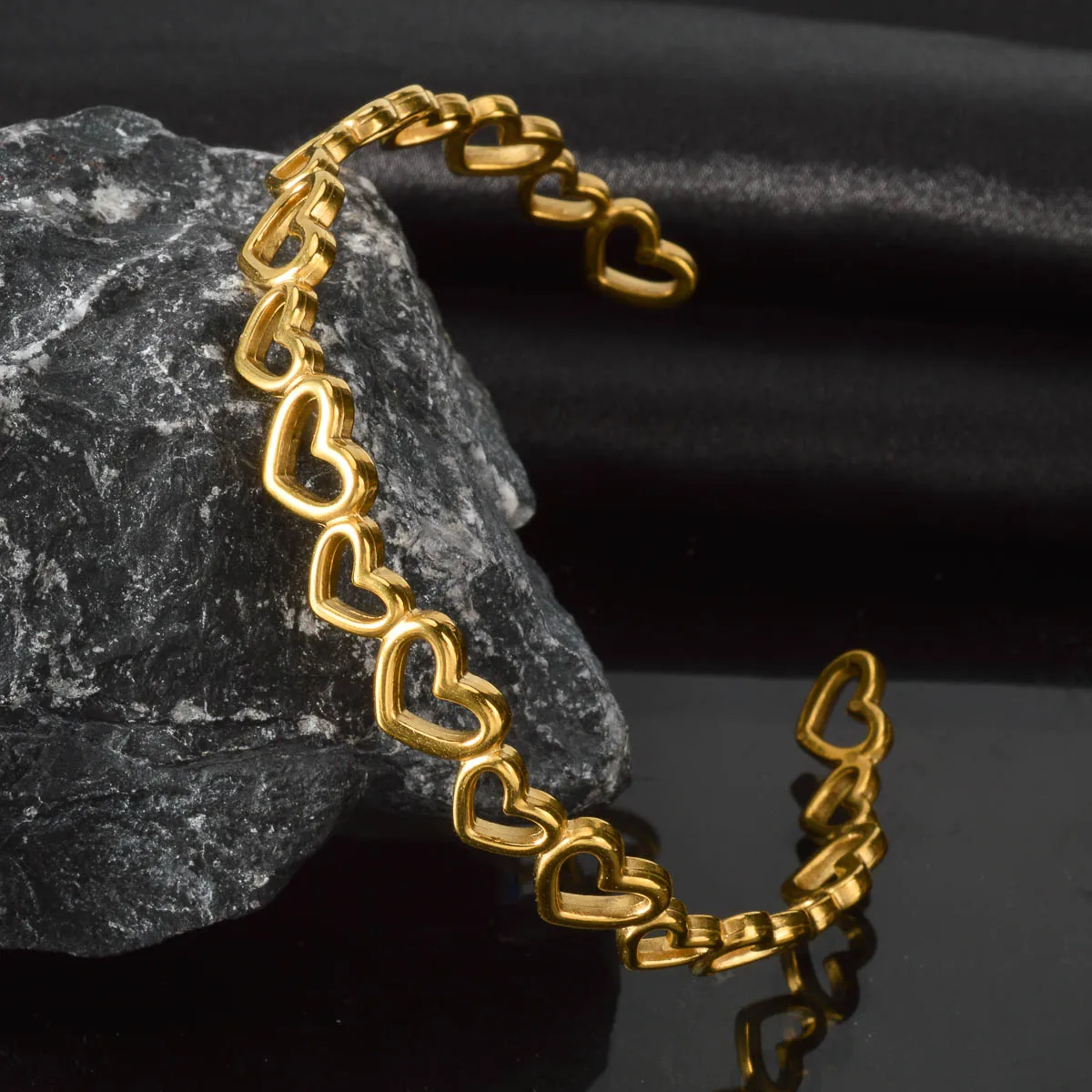 

Romantic Luxury Gold Plated Interlocking Hollow Heart Open Bangle Sweet Cool Style Women Fashion Jewelry Gift Anniversary