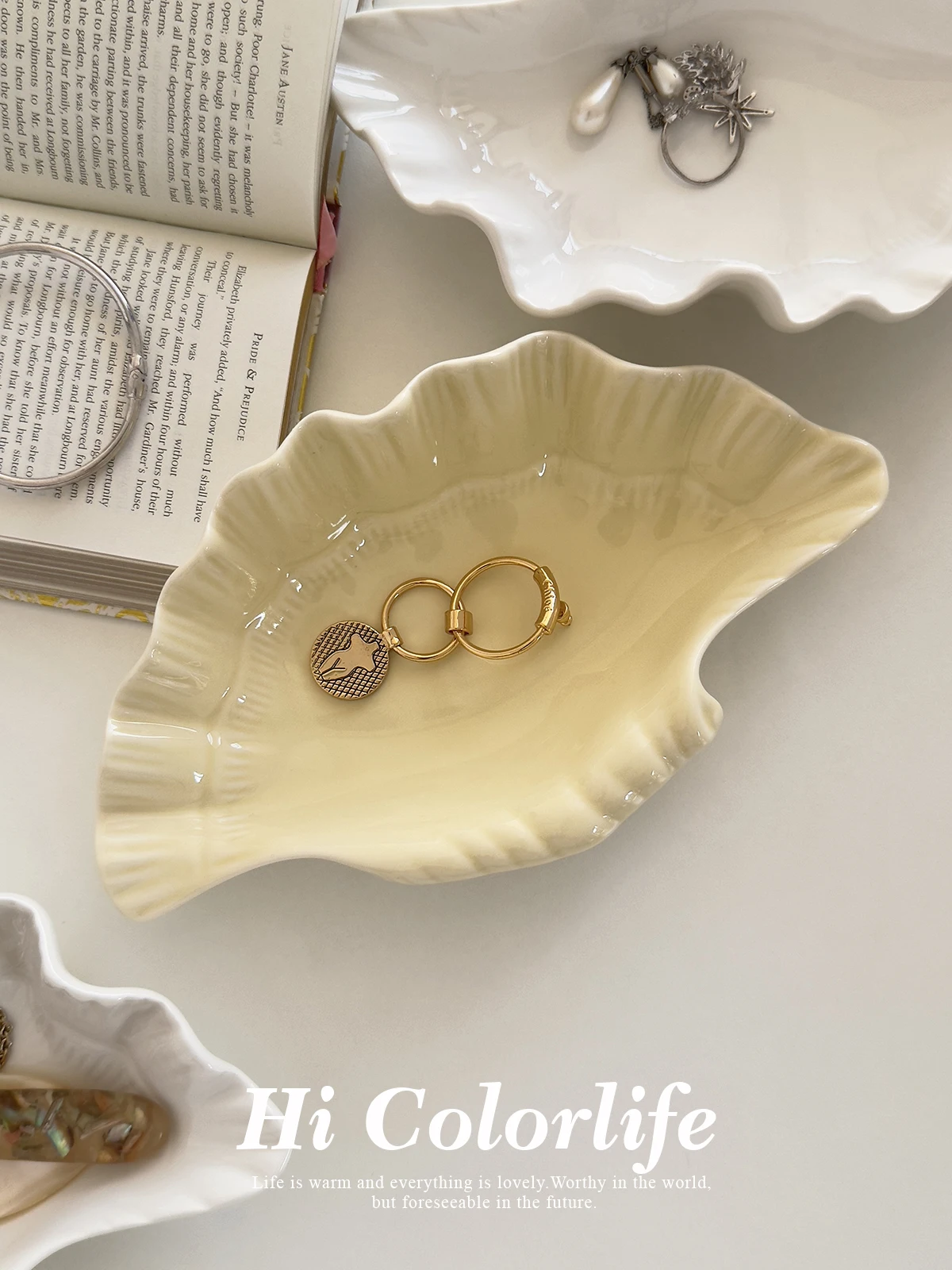 

Shell Shape Fruit Plate Ceramic Tray Elegant Jewelry Storage Tray Retro Home Decoration Ornaments Snack Dessert Plate Gift