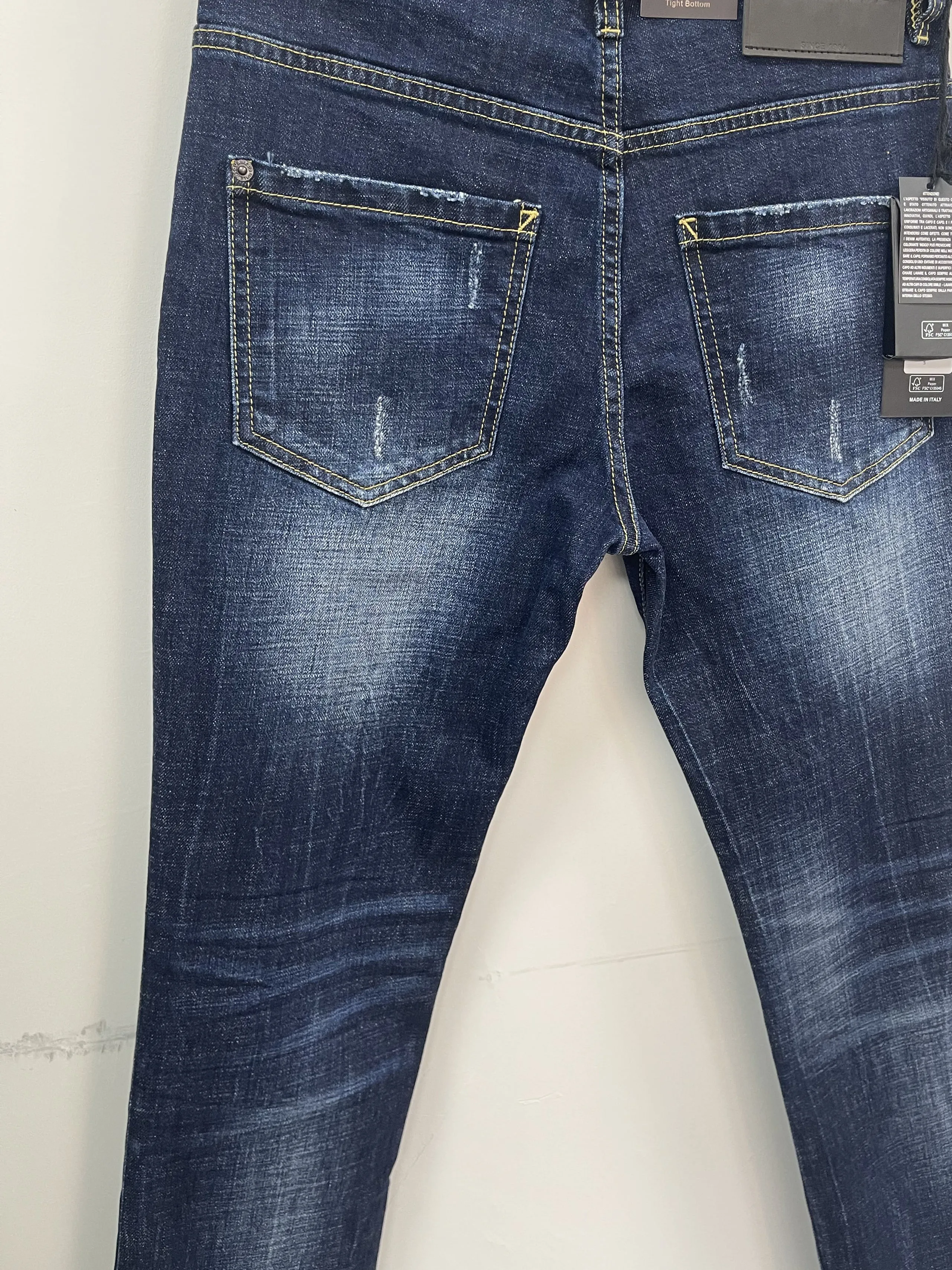 2024 New D2 Jeans for Men's Fashion, Slimming, Minimally Designed, Scratched, Patched, Painted, Micro Elastic, Small Leg Pants
