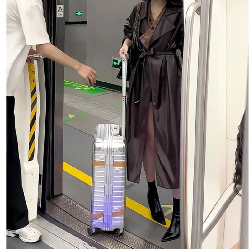 Retro Leather Jacket Women's 2025 Autumn New Design Sense Fashionable Versatile Lapel Trench Coat Long Coat