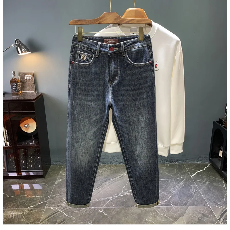 

Мужские джинсы, осень 2021, новая мода, элитный тренд, свободные зауженные эластичные брюки с вышитым принтом, мужские брюки