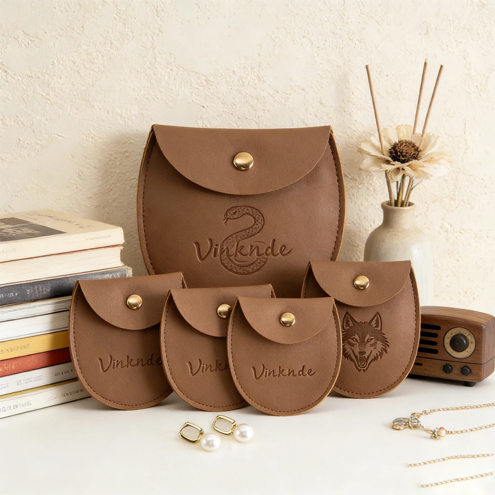 

50/100 шт. Сумки-мешочки из искусственной кожи с индивидуальным логотипом, 7,8x8,5 см, ручной работы, для упаковки колец, браслетов, ожерелий, серег, на кнопке