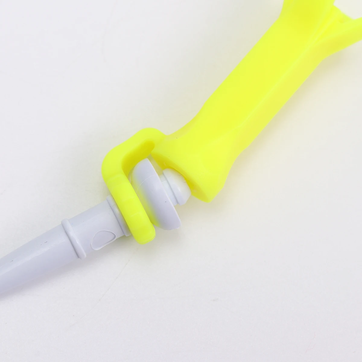 

4pcs Golf Tees Plastic Ball Nails Lightweight Durable Training Equipment Indoor Outdoor Sports Accessories (Random Color)