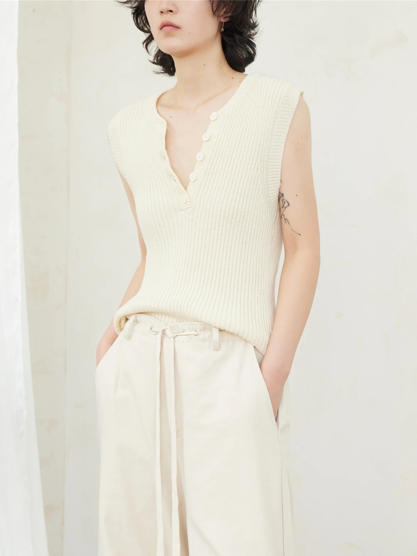 

Sunvonnie23ss Fashionable Loose Knitted Vest Button up V Neck Sleeveless Top for Women in Summer Regular Length Color