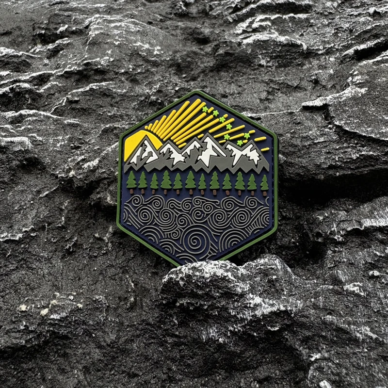 A Sunrise Snow Mountain PVC-Patch-Abzeichen mit Klettverschluss, geeignet zum Dekorieren von Taschen, Rucksäcken, Westen und Kleidung