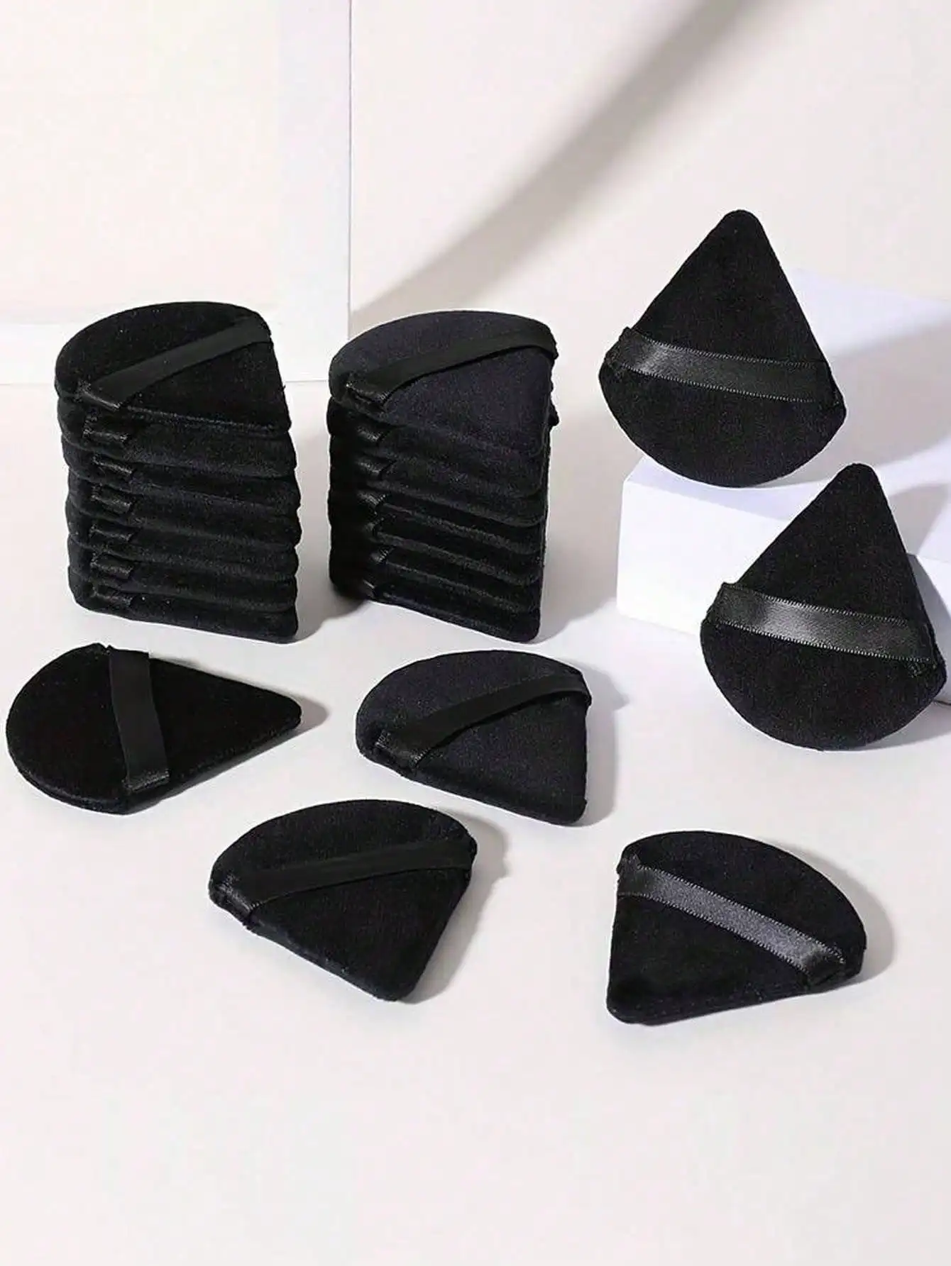 20/10 Stück dreieckige Schwämme aus schwarzem Samt – budgetfreundliche, wiederverwendbare Puffs für Foundation und Geschenke