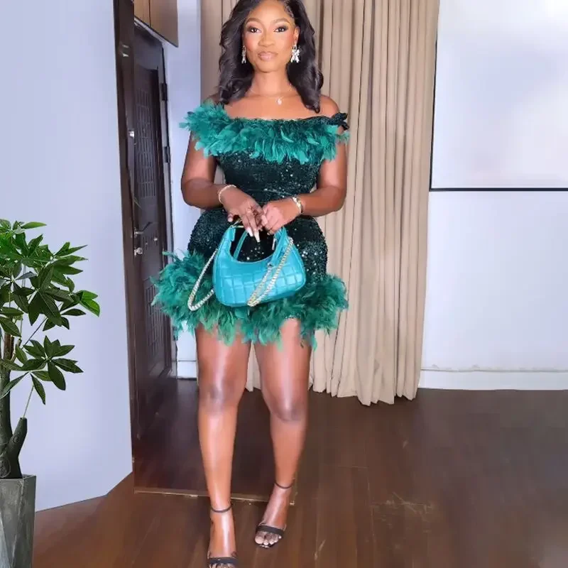 Wiosenna i letnia odzież damska MINI krótka jednokolorowa nowa wiatrowa cekinowa sukienka plażowa wiązana na szyi jednowyrazowe pióra na ramionach Spice G