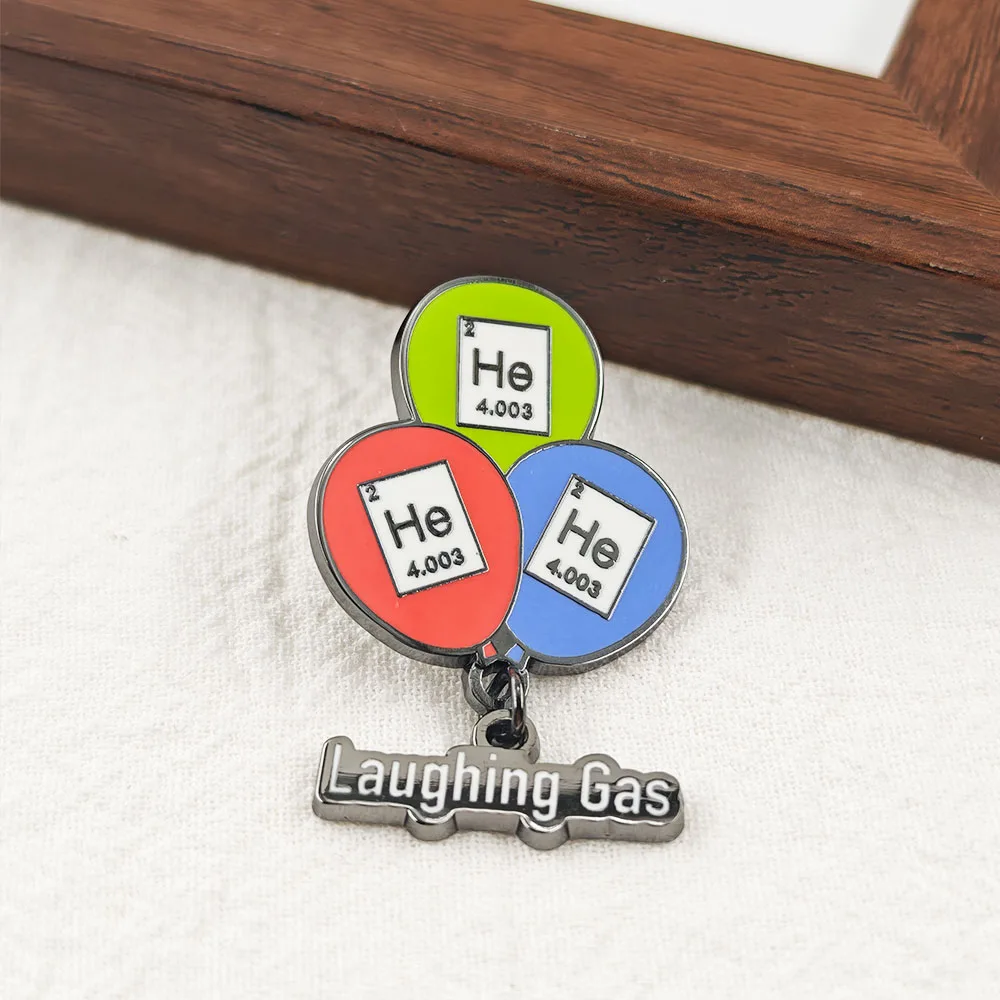 Lustige Lachgas-Emaille-Anstecknadel: Er Heliumballon – Hängende Brosche, Chemie-Witz-Abzeichen, Wissenschafts-Nerd-Reversnadel, Lehrer- und Schülergeschenk – Detail 4