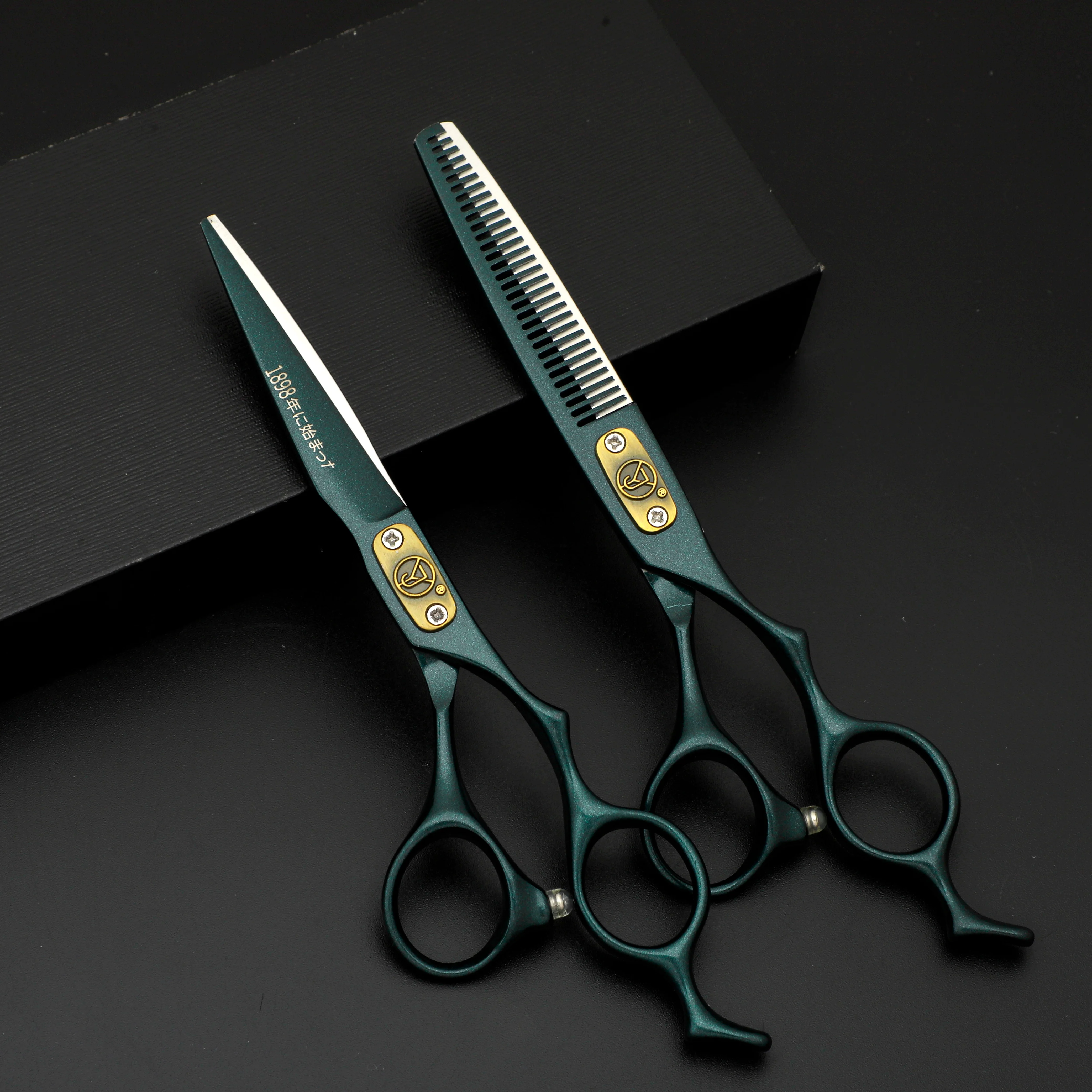 Hochwertige professionelle Haarschneidemaschine mit edlem zweifarbigem Schwarz-Gold-Griff und Klingendesign – Detail 2
