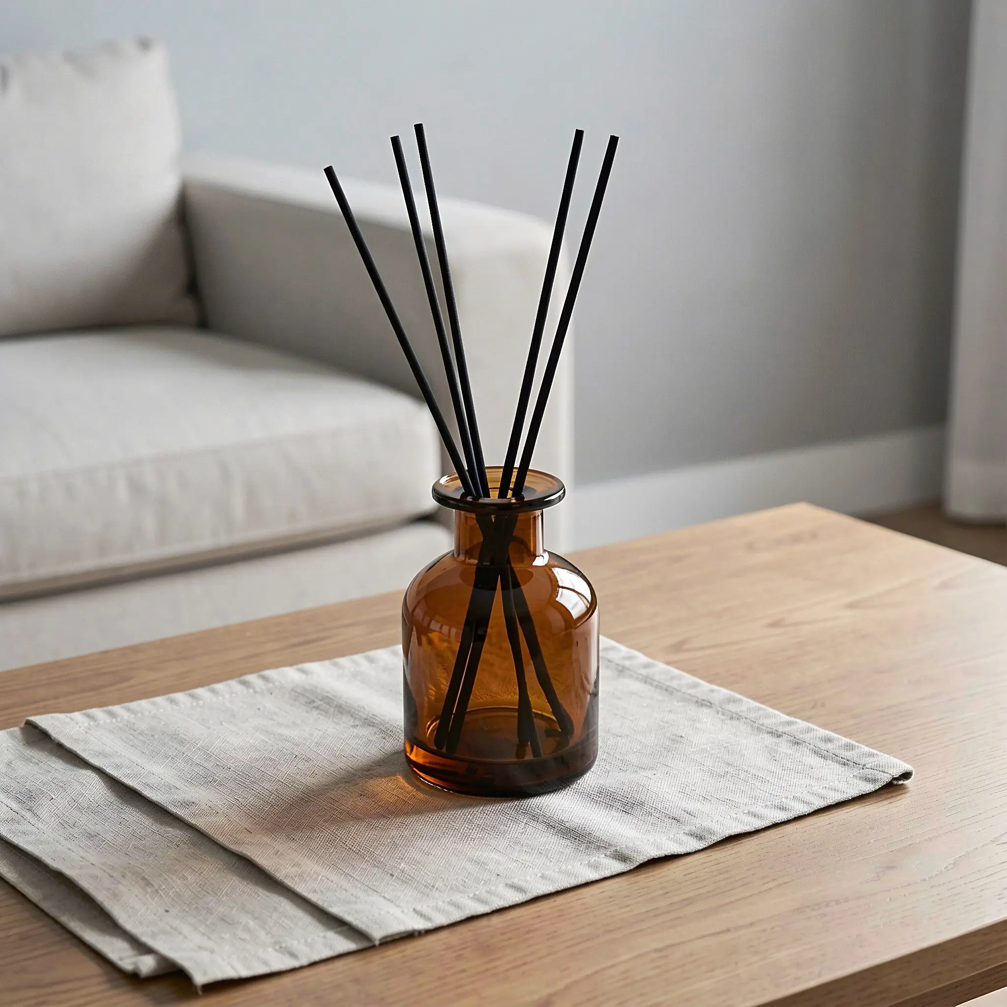 1個入り、150mlの茶色のガラス製リードディフューザーボトル。厚手のガラス製で、アロマオイルディフューザーとして使用可能。家庭用フレグランスや香りの容器として。