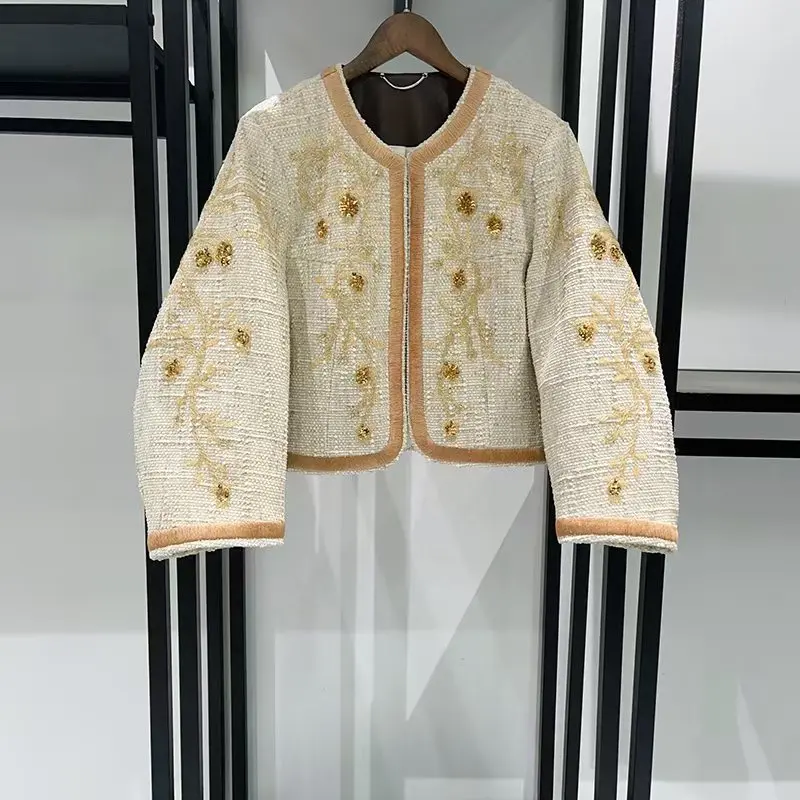 

Достойное и элегантное сверхпрочное женское короткое пальто с круглым вырезом и вышивкой из бисера на осень и зиму 2025 года.